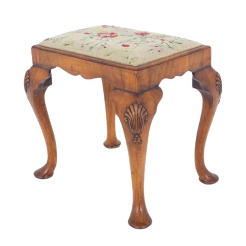 Queen Anne Hocker Walnuss Revival Sitz (Frühes 20. Jahrhundert) im Angebot