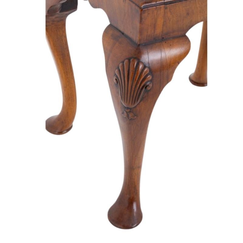 Queen Anne Hocker Walnuss Revival Sitz (Mahagoni) im Angebot