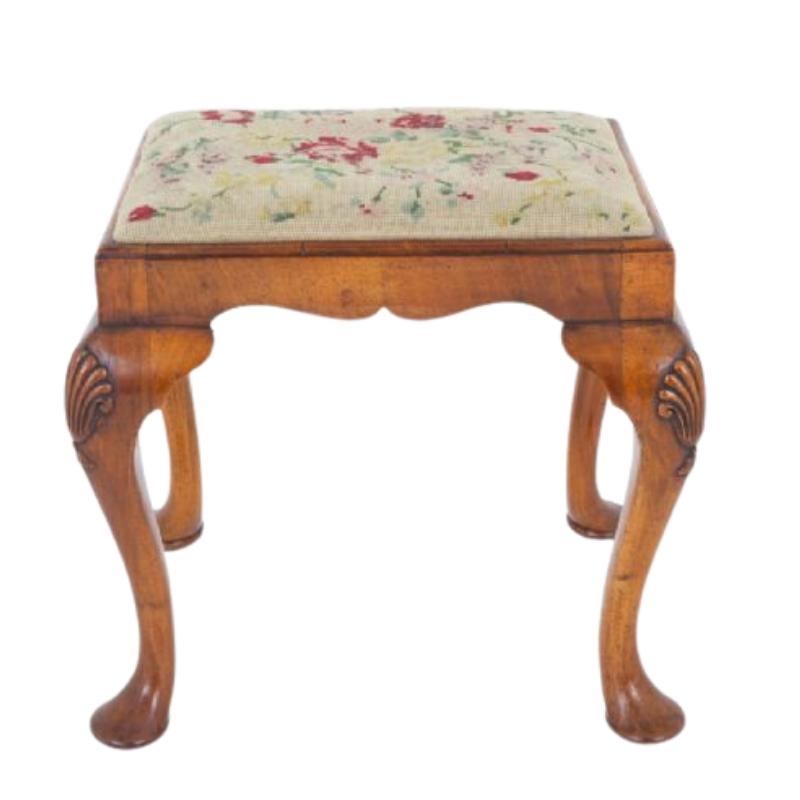 Queen Anne Hocker Walnuss Revival Sitz im Angebot 1