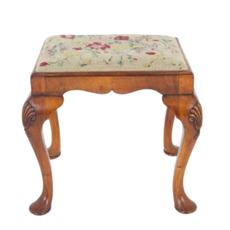 Queen Anne Hocker Walnuss Revival Sitz im Angebot 2