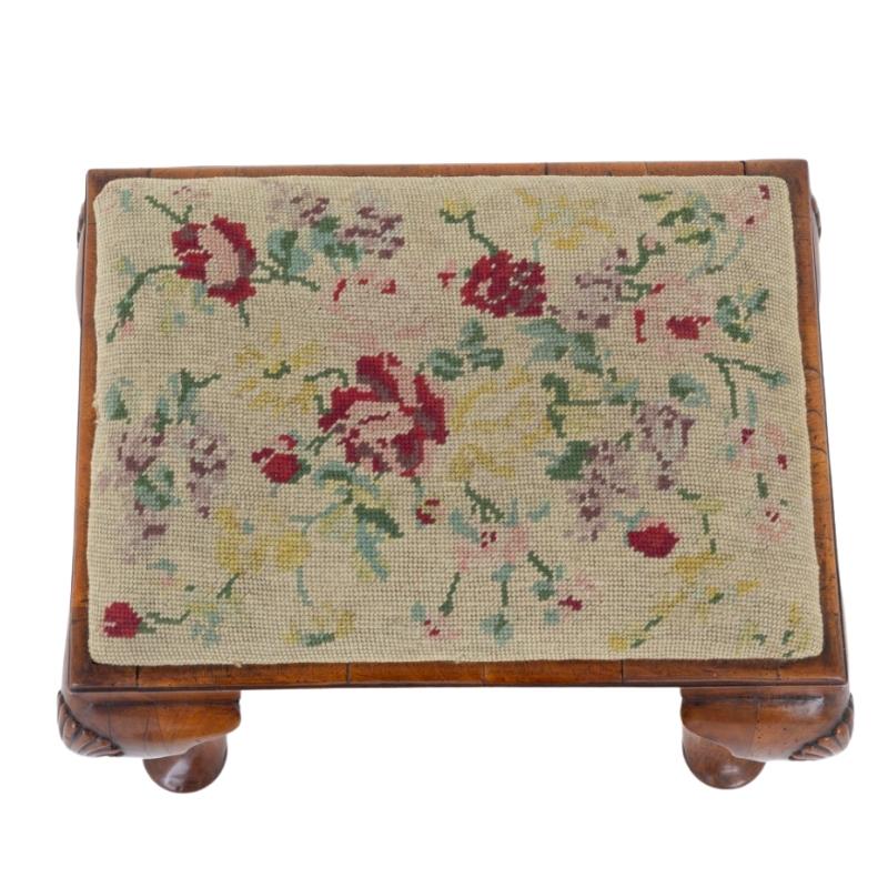 Queen Anne Hocker Walnuss Revival Sitz im Angebot 3