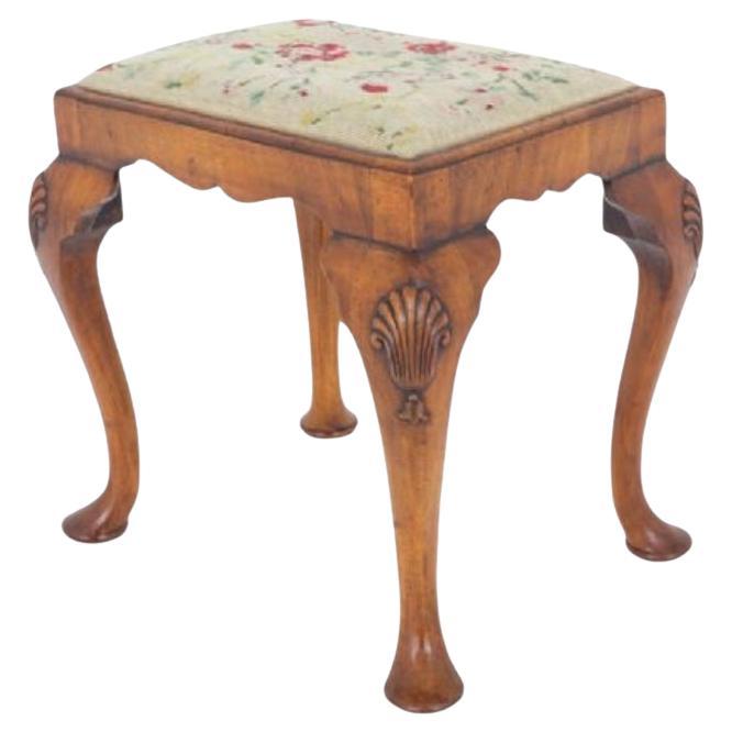 Queen Anne Hocker Walnuss Revival Sitz im Angebot