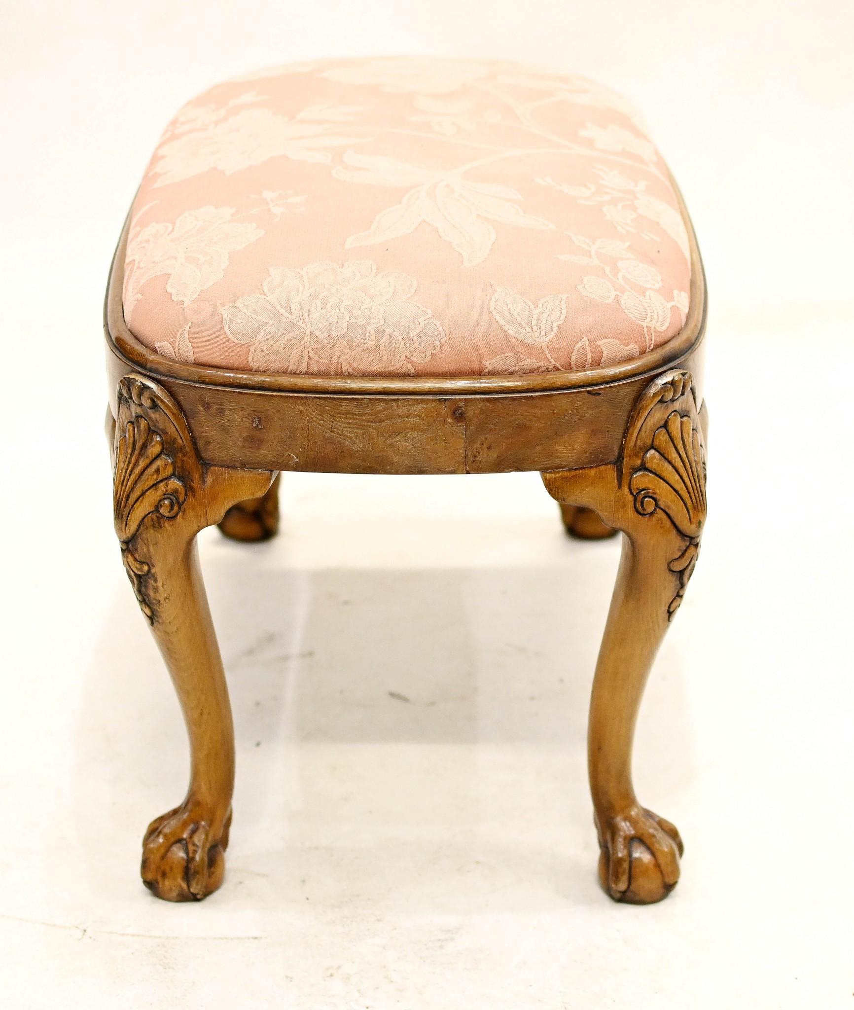 Queen Anne Hocker Walnuss Sitz Ball and Claw Feet im Zustand „Gut“ im Angebot in Potters Bar, GB