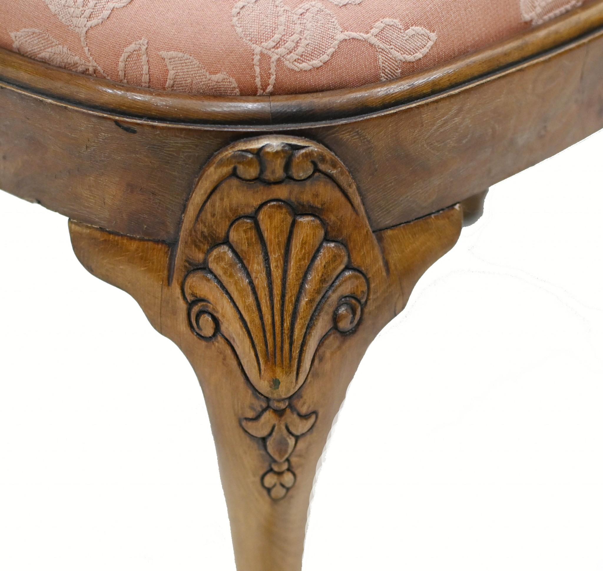 Queen Anne Hocker Walnuss Sitz Ball and Claw Feet (Frühes 20. Jahrhundert) im Angebot