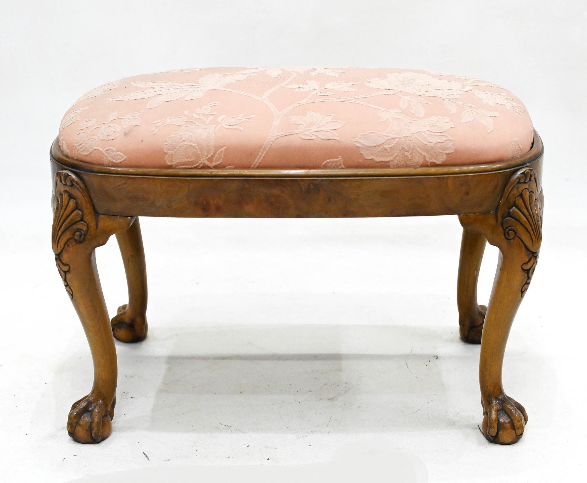 Queen Anne Hocker Walnuss Sitz Ball and Claw Feet im Angebot 1