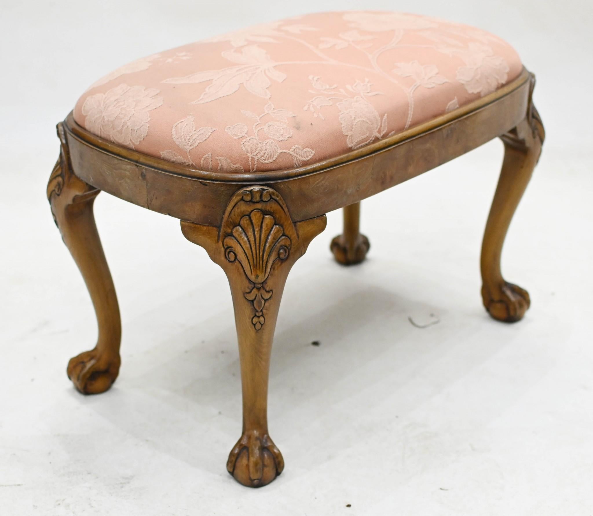 Queen Anne Hocker Walnuss Sitz Ball and Claw Feet im Angebot 2