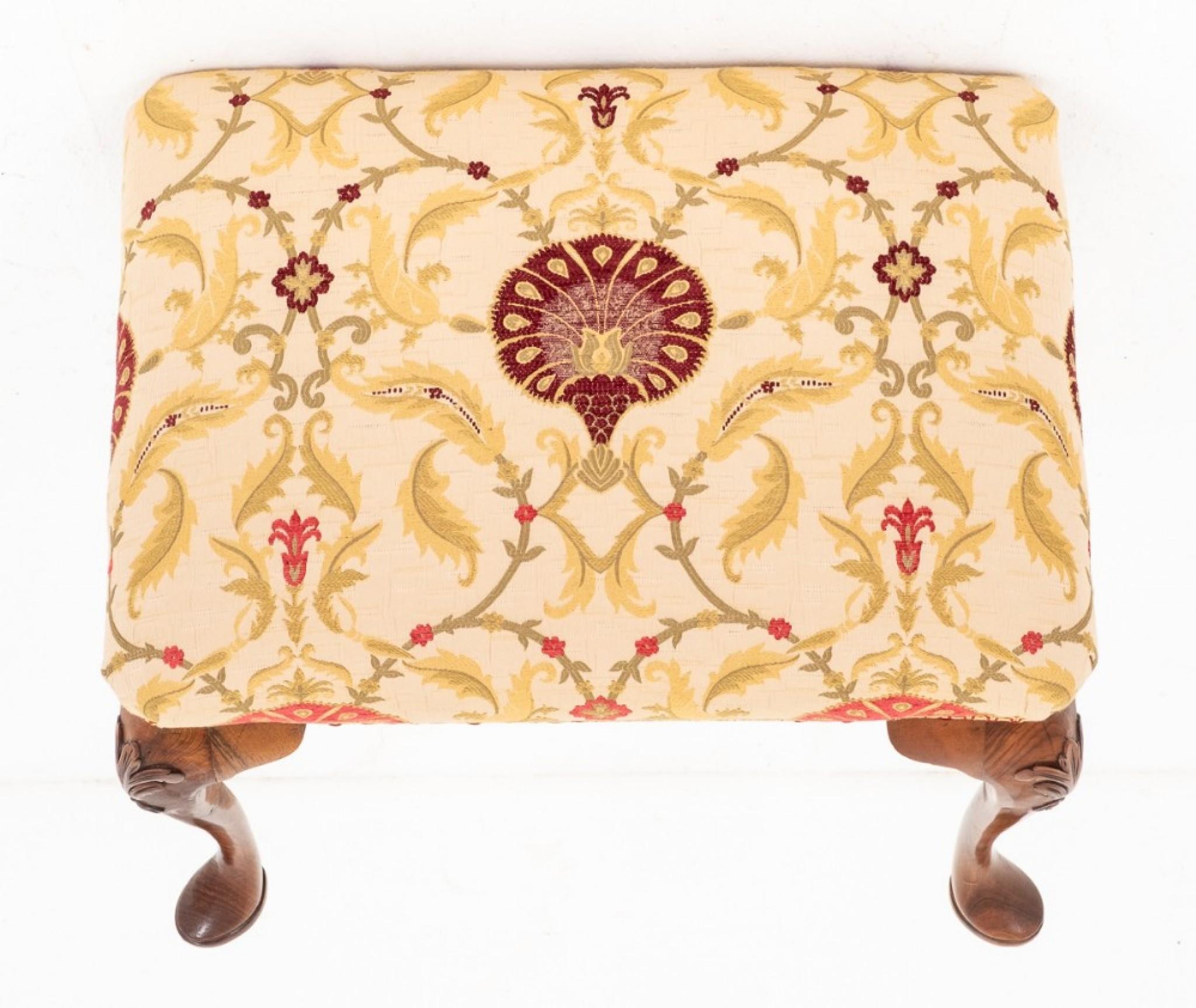 Bonito taburete estilo Queen Anne
Alrededor de 1900
De pie sobre las típicas patas Queen Anne con pies almohadillados y rodillas talladas.
El taburete presenta un asiento recientemente retapizado con una tela de muy buena calidad.
En excelente