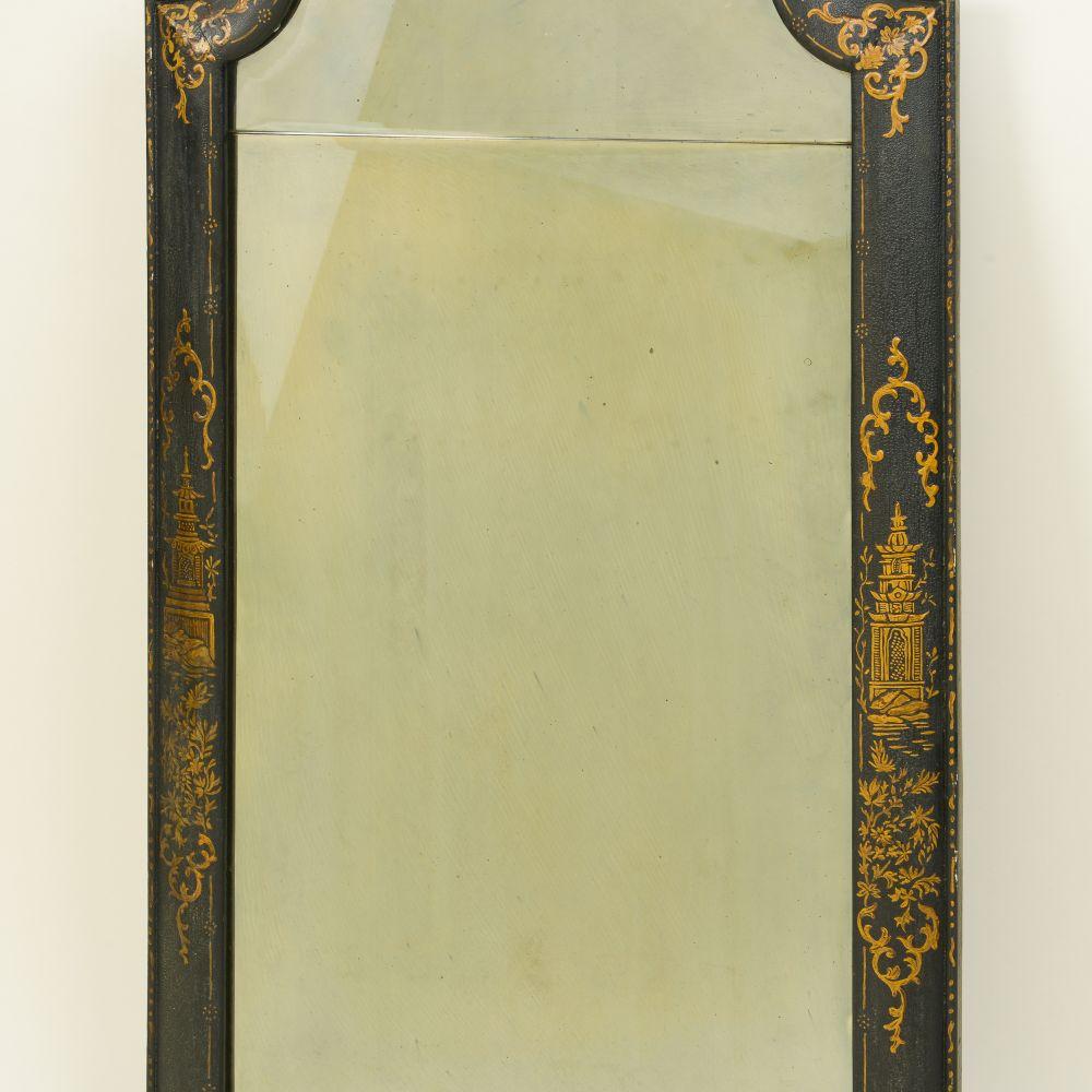 Queen Anne Style Black and Gilt Japanned Mirror In Good Condition In New York, NY