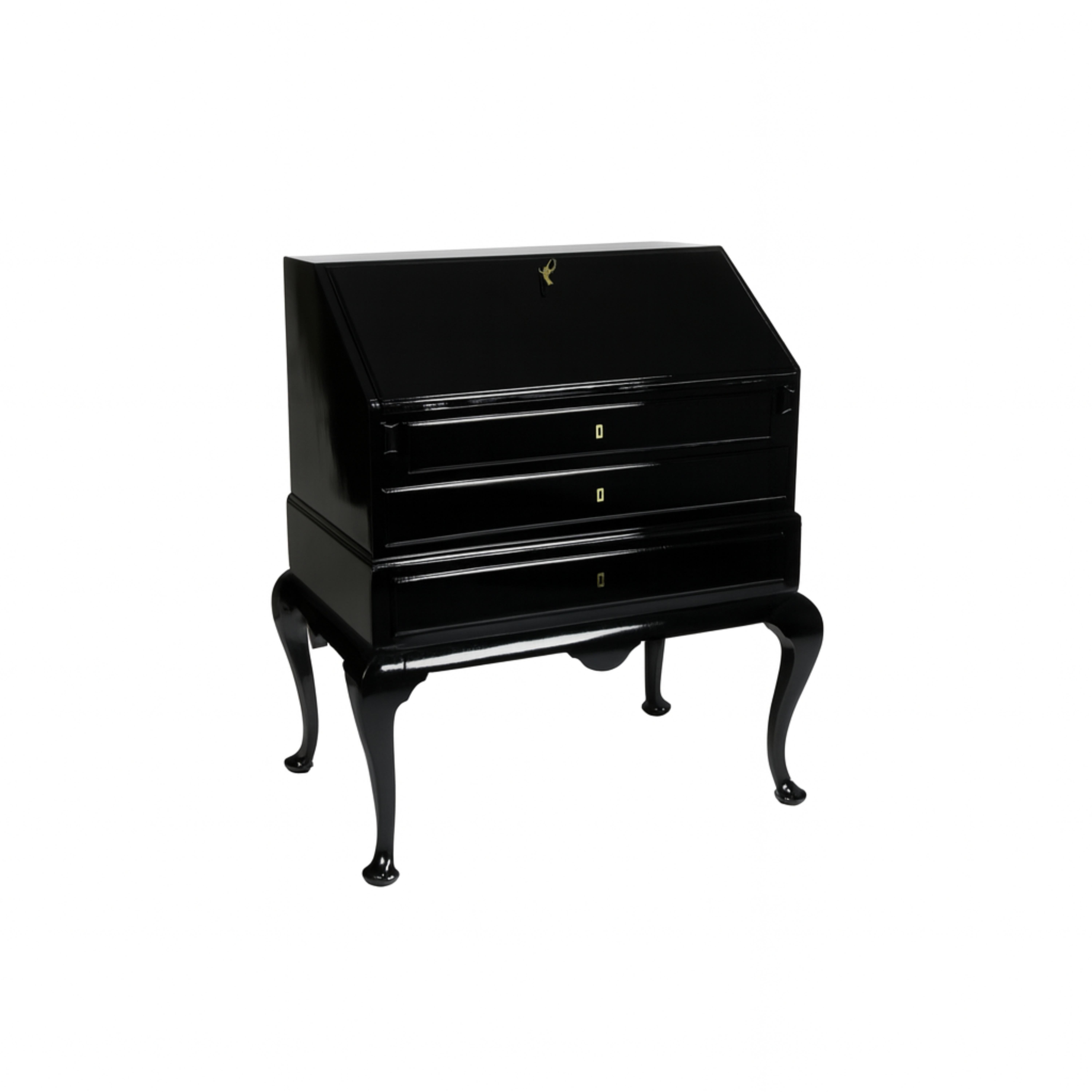 Elegante scrittoio in stile Queen Anne rifinito in lacca nera nel XX secolo, caratterizzato da una funzionale ferramenta in metallo e da un design a ribalta. La scrivania si apre per rivelare un assortimento di cassetti, scomparti e buche, offrendo