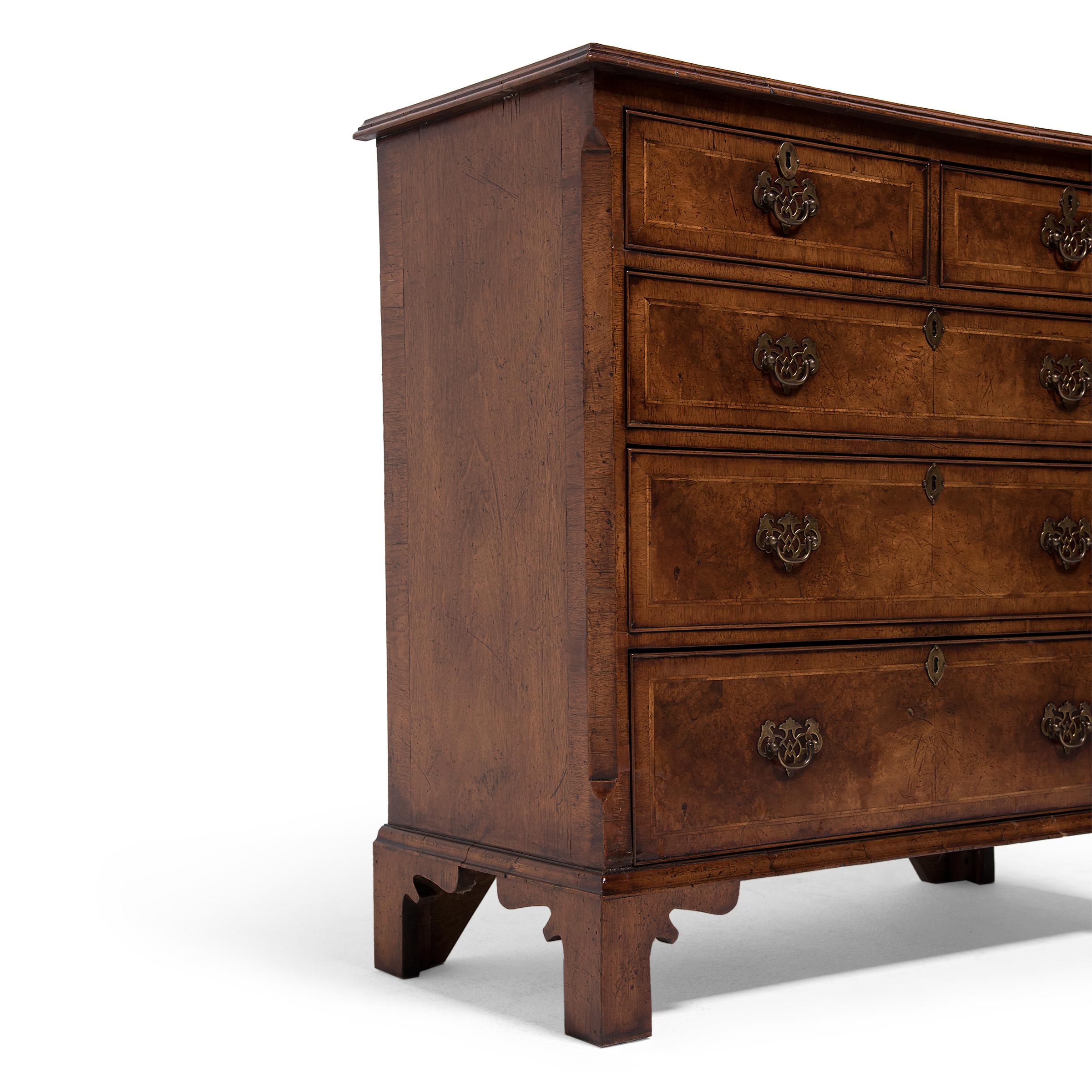 Queen Anne Style Burled Walnut Chest of Drawers, c. 1800 In Good Condition For Sale In Chicago, IL