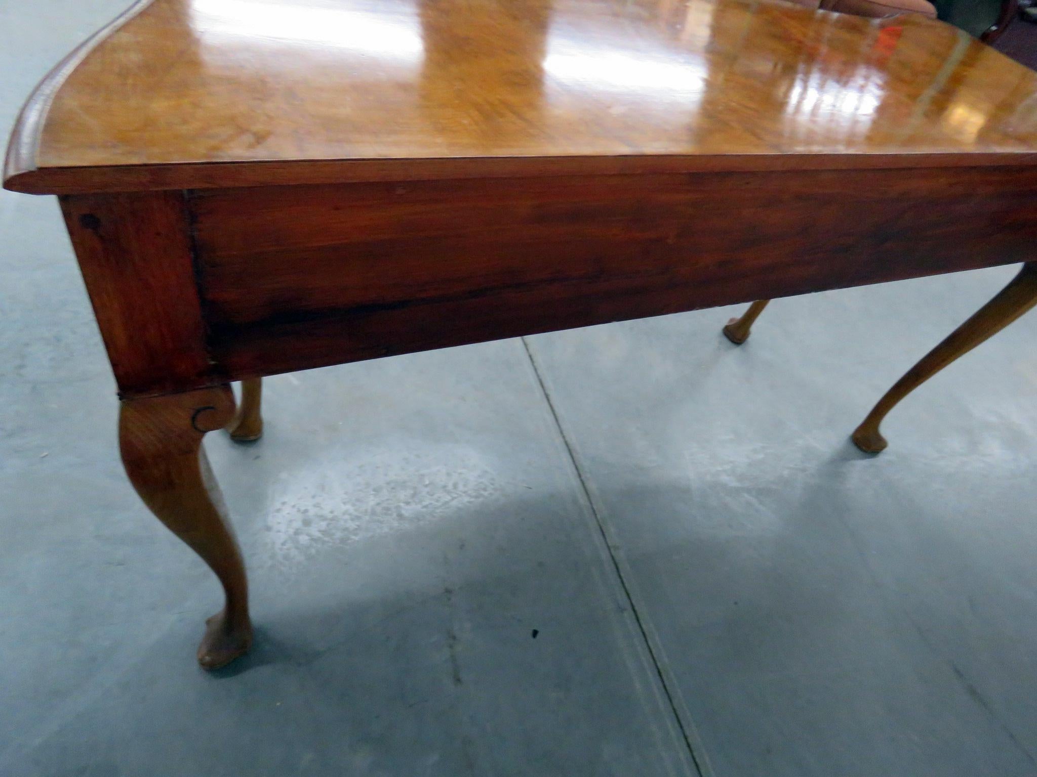 Queen Anne Style Burled Walnut Console Table In Good Condition In Swedesboro, NJ