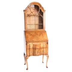 Mesa librería de nogal con rebabas estilo Queen Anne hacia 1930