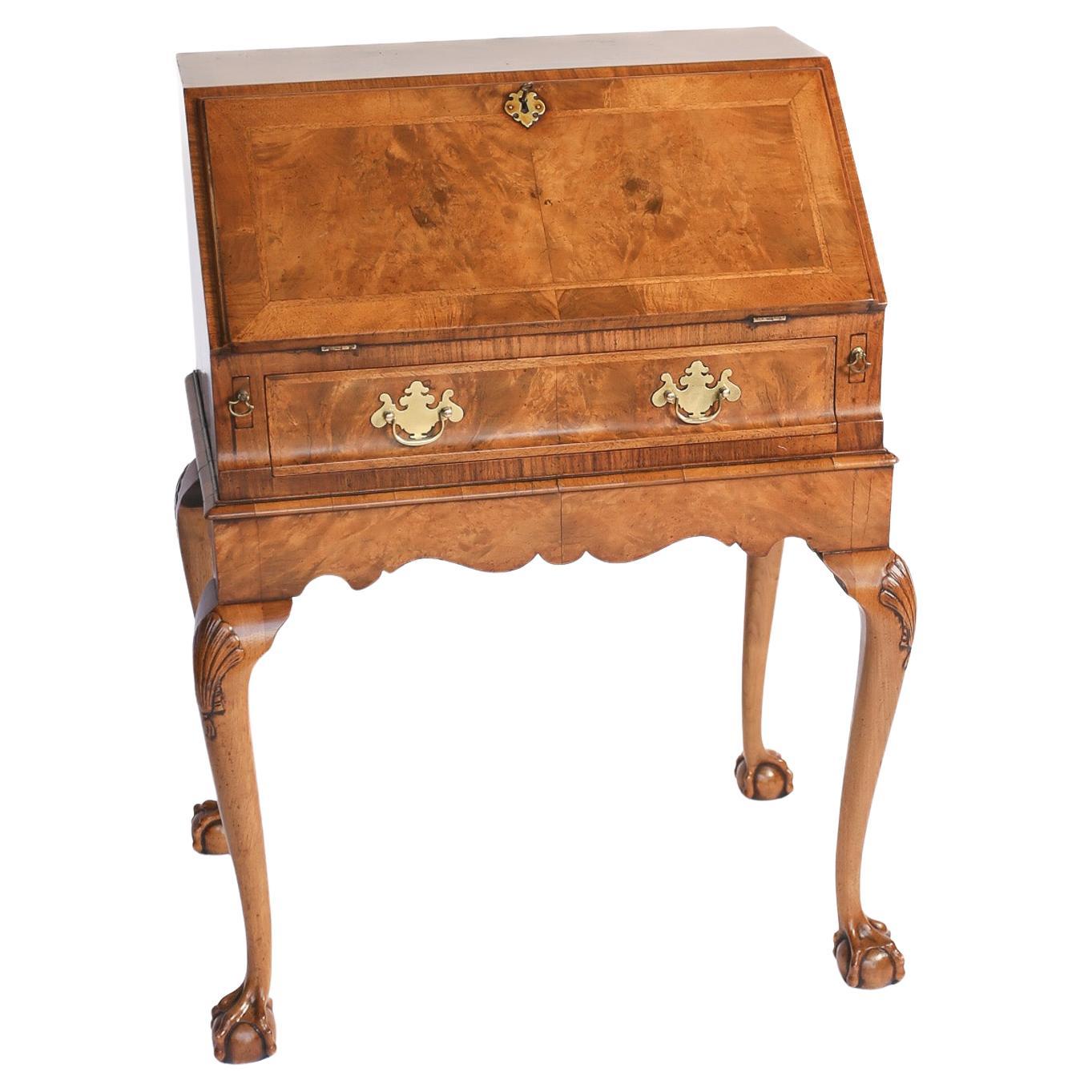 Bureau sur pied en ronce de noyer de style Queen Anne C.C. années 1920