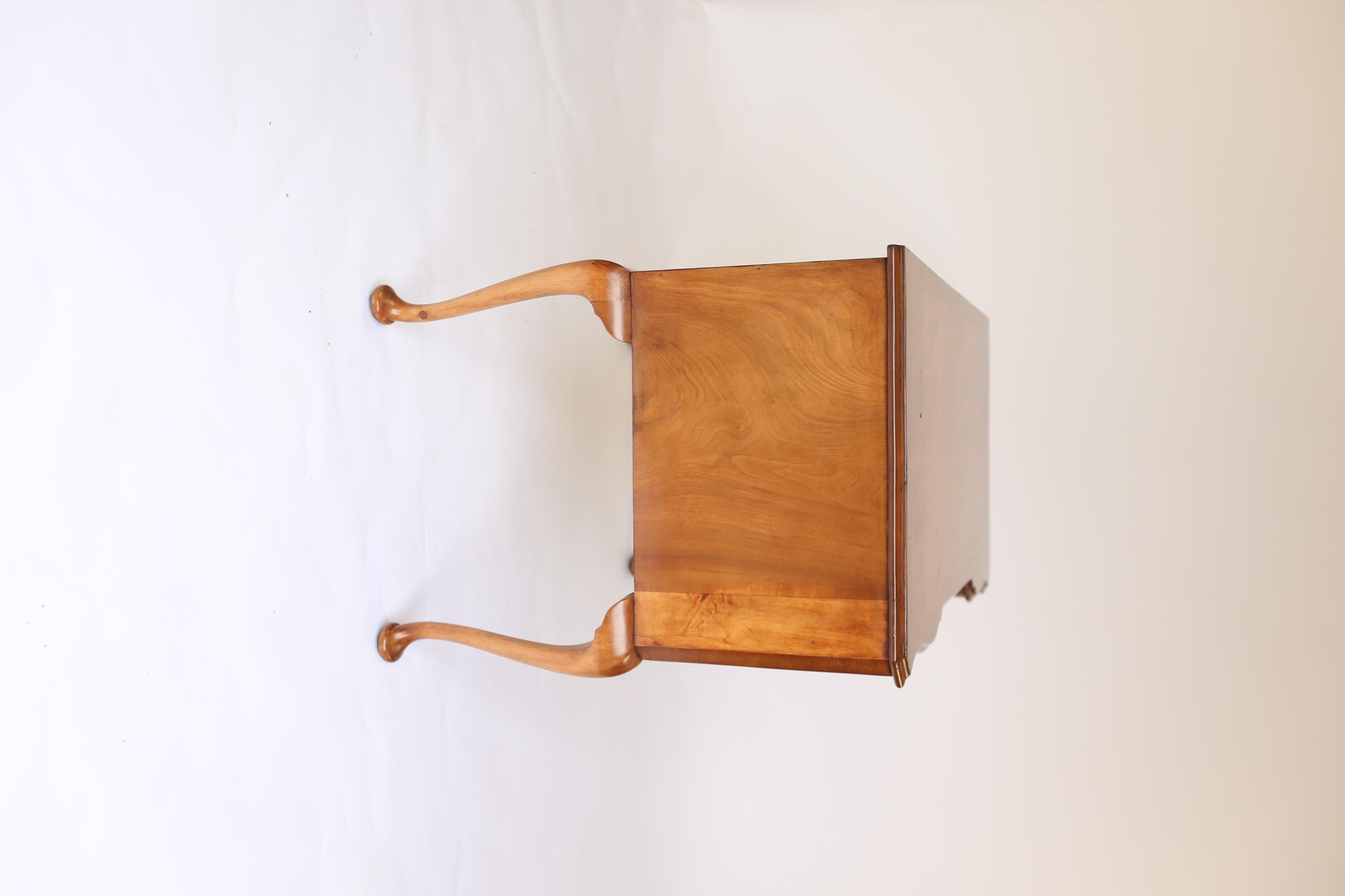 Polished Queen Anne Style Burr Walnut Dressing Table with Stool circa 1930s