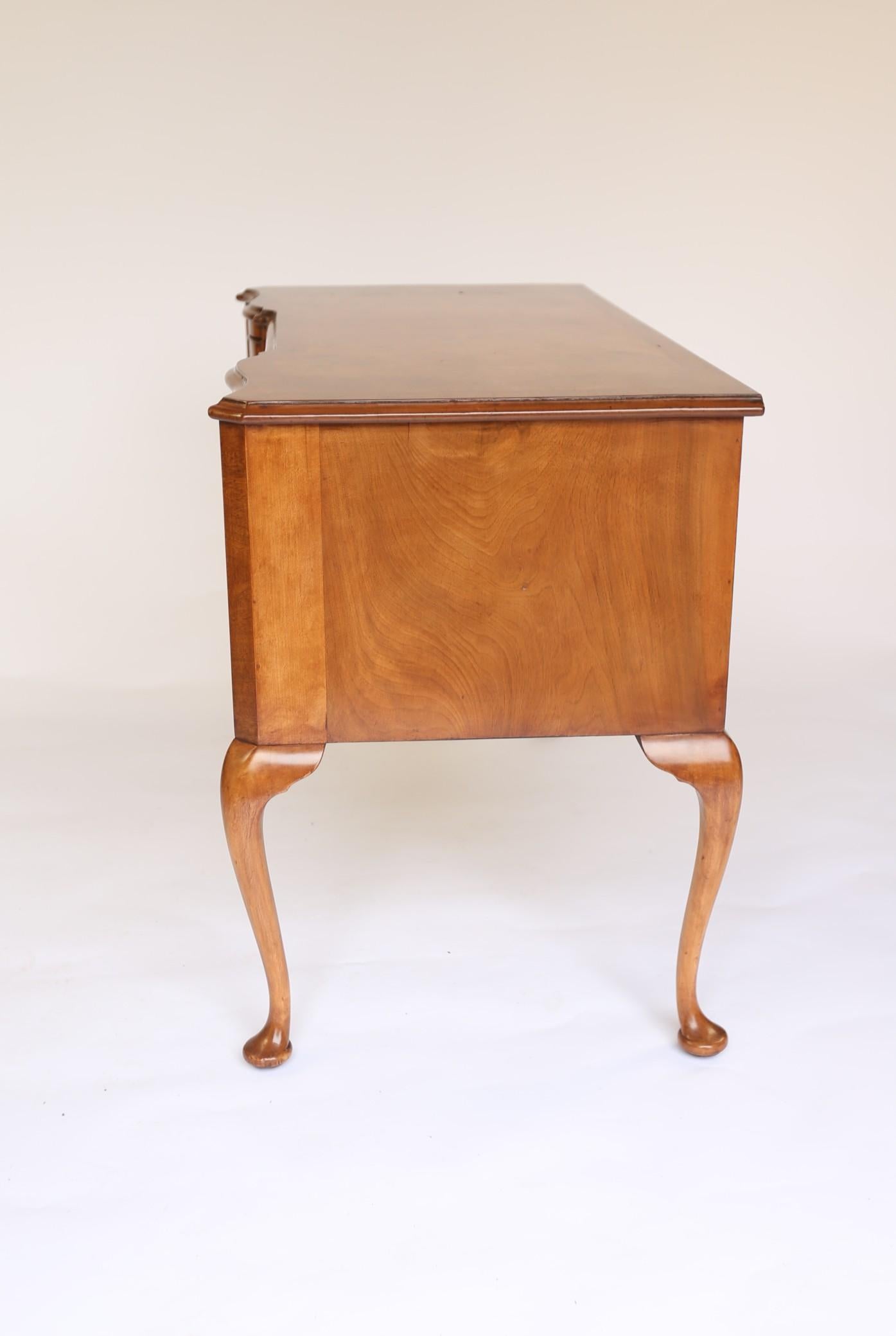 Mid-20th Century Queen Anne Style Burr Walnut Dressing Table with Stool circa 1930s