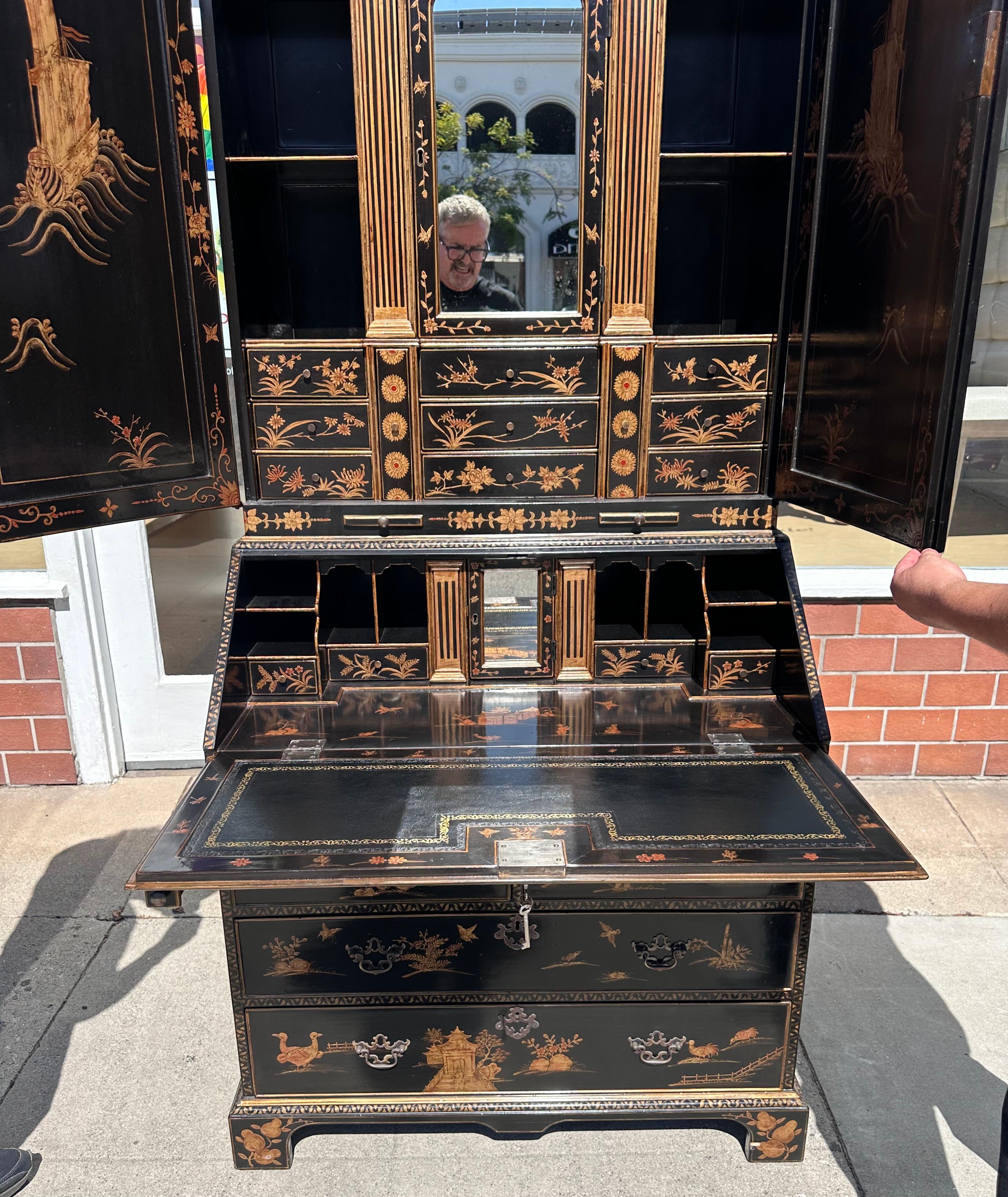 Chinoiseries Bibliothèque de bureau secrétaire de style Queen Anne Burton-Ching noire de Chinoiserie en vente
