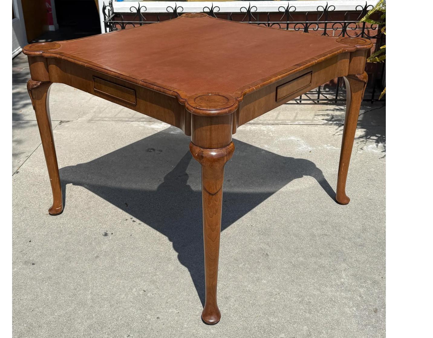 Tavolo da gioco in legno di Burton-Ching in stile Queen Anne con piano in pelle di zigrino.