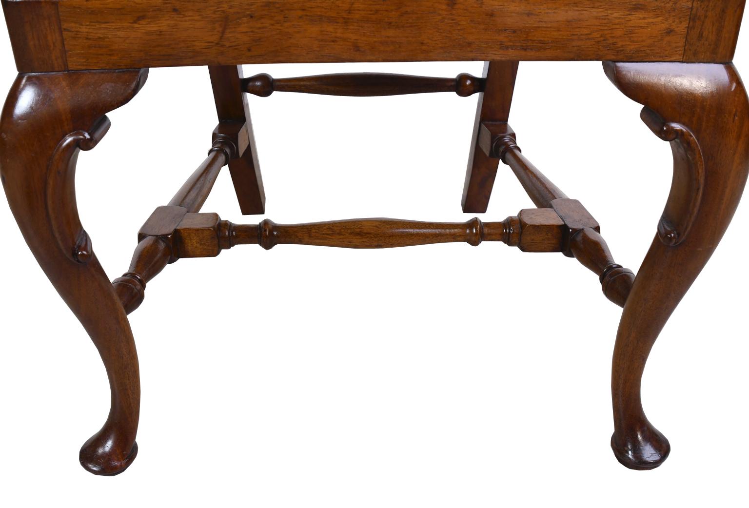 Chaise à dossier basculant de style Queen Anne en acajou avec assise coulissante rembourrée, vers 1880 en vente 4