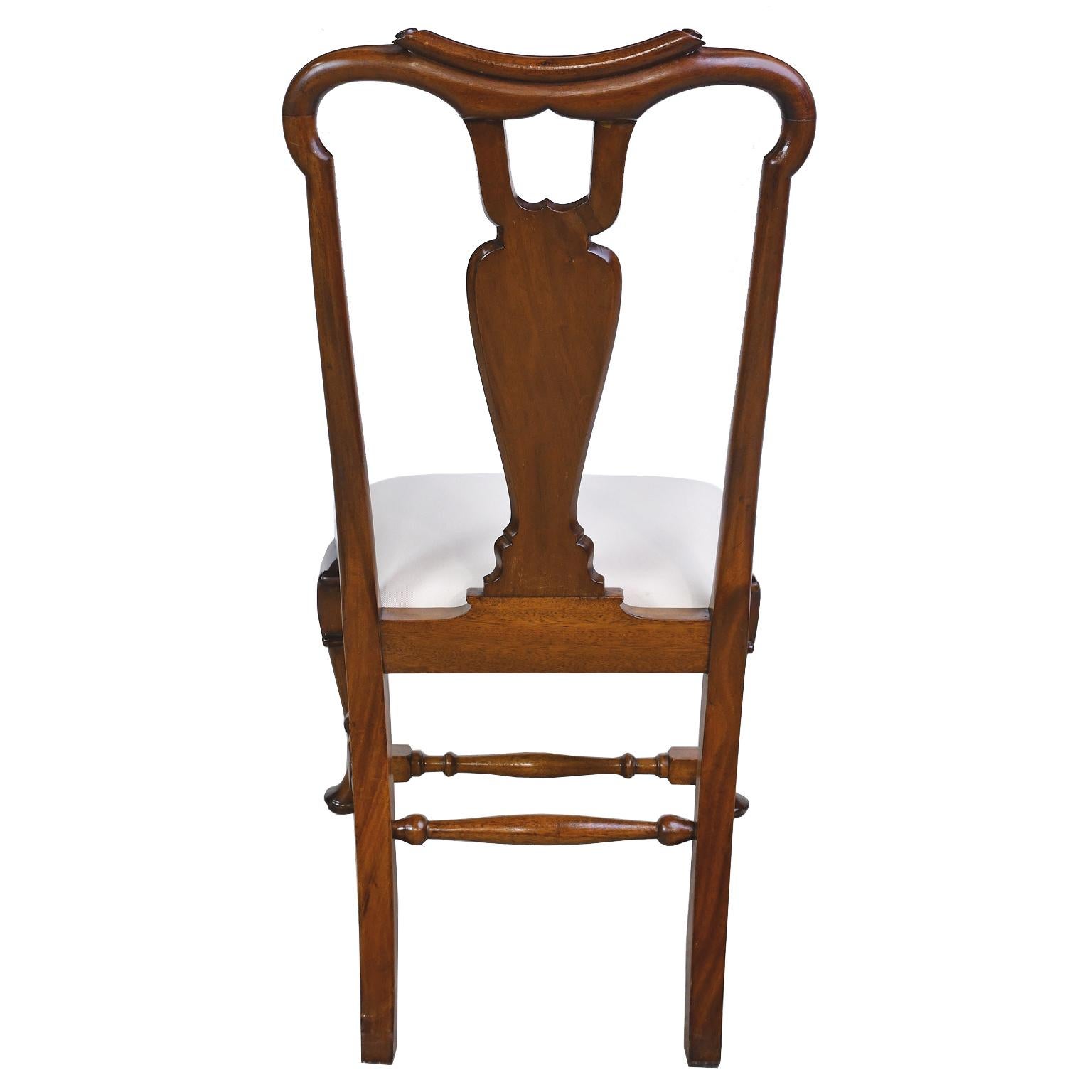 Sculpté à la main Chaise à dossier basculant de style Queen Anne en acajou avec assise coulissante rembourrée, vers 1880 en vente