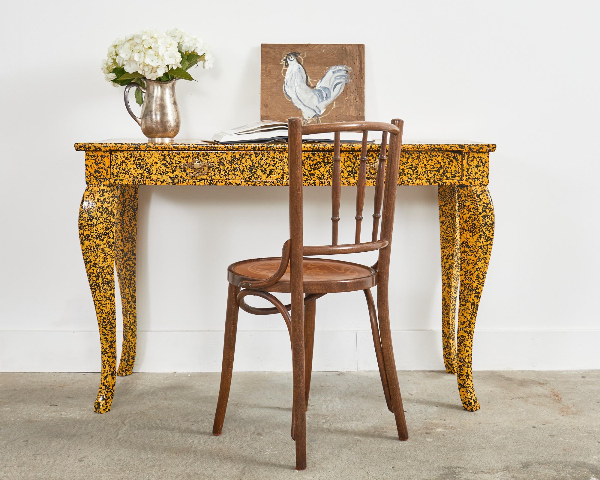 Magnifique table console ou petite table d'écriture en laque mouchetée de l'artiste Ira Yeager (Américain 1938-2022). Magnifiquement conçu dans le style Queen Anne, il est doté de deux tiroirs de rangement avec des poignées en laiton. Le boîtier est