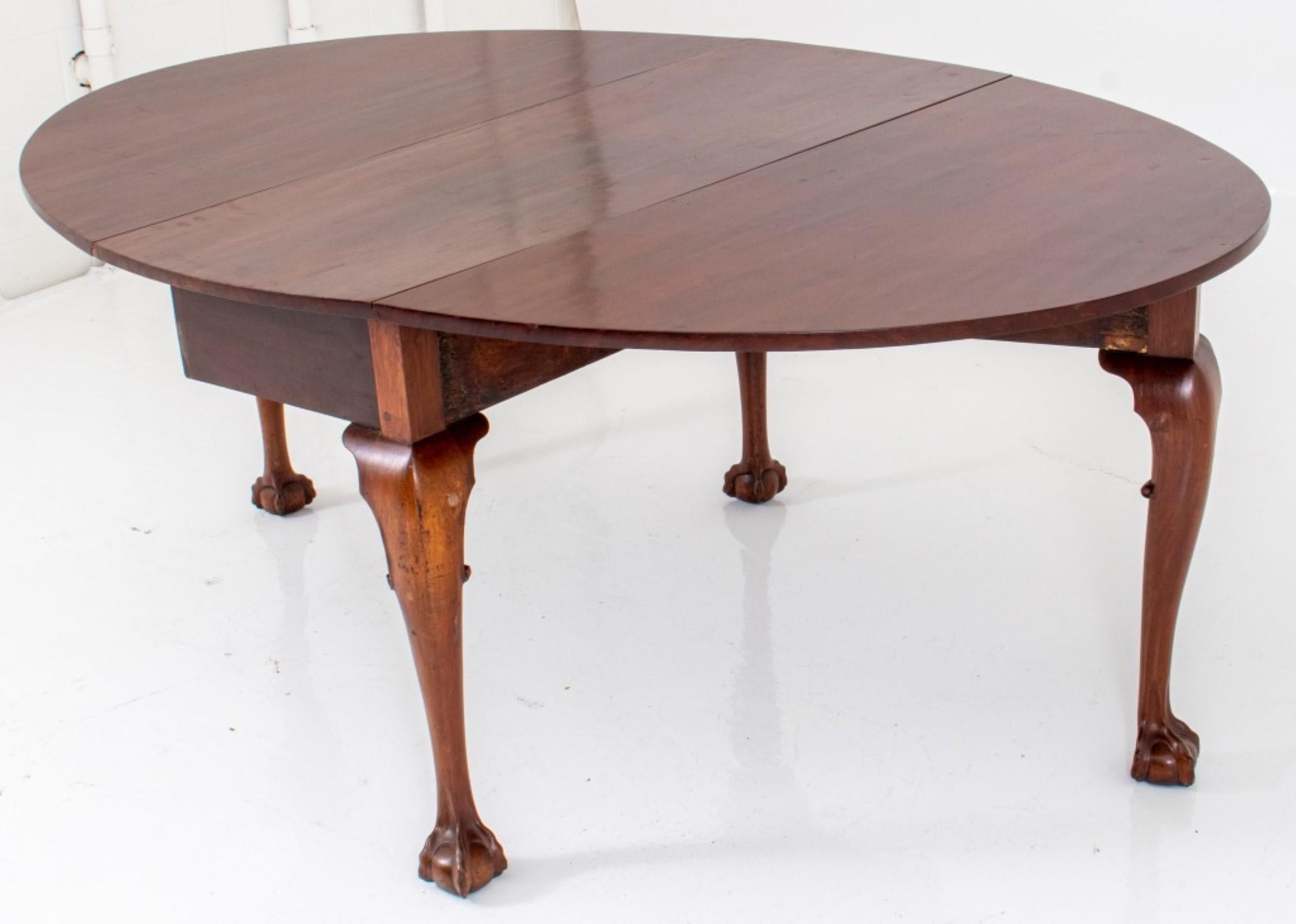 Queen Anne style mahogany drop-leaf gateleg table, of oval form, the table top above four cabriole legs terminating in claw-and-ball feet in the Philadelphia Chippendale taste.

27.5 inches in height, 47 inches in width, and 19.5 inches in depth