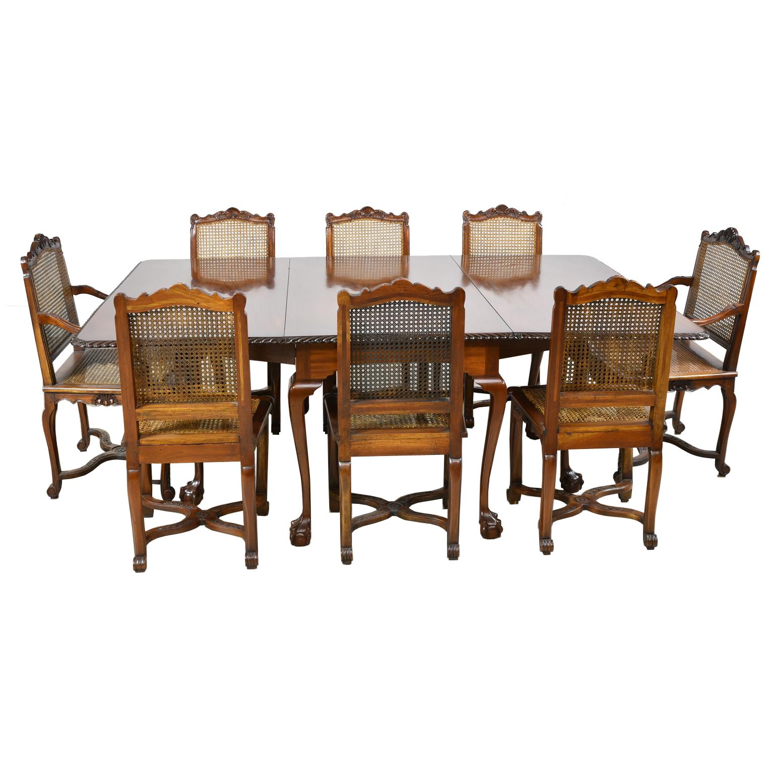 A lovely and well-crafted American-Centennial dining table in mahogany in the Queen Anne style with drop-leaves, carved gadrooning along the edges of top, with cabriole legs on ball-and-claw feet. Table seats 8 when leaves are up and fully extended,
