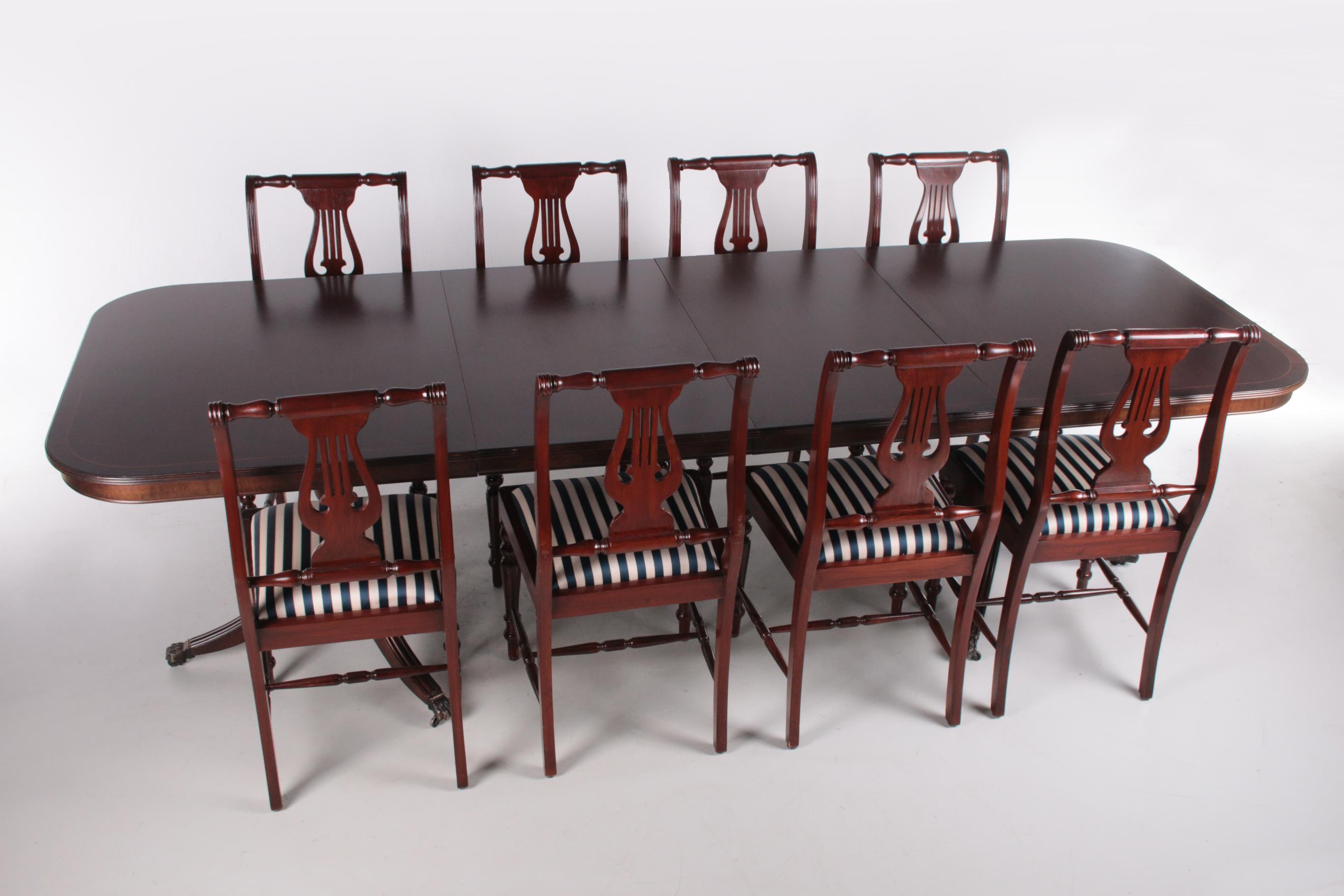 This English mahogany dining room set with eight chairs is designed in the chic Queen Anne style. The dining table was made in the 1980s.

This table includes two inserts to make a table with a length of 270 cm. The eight seats with silk