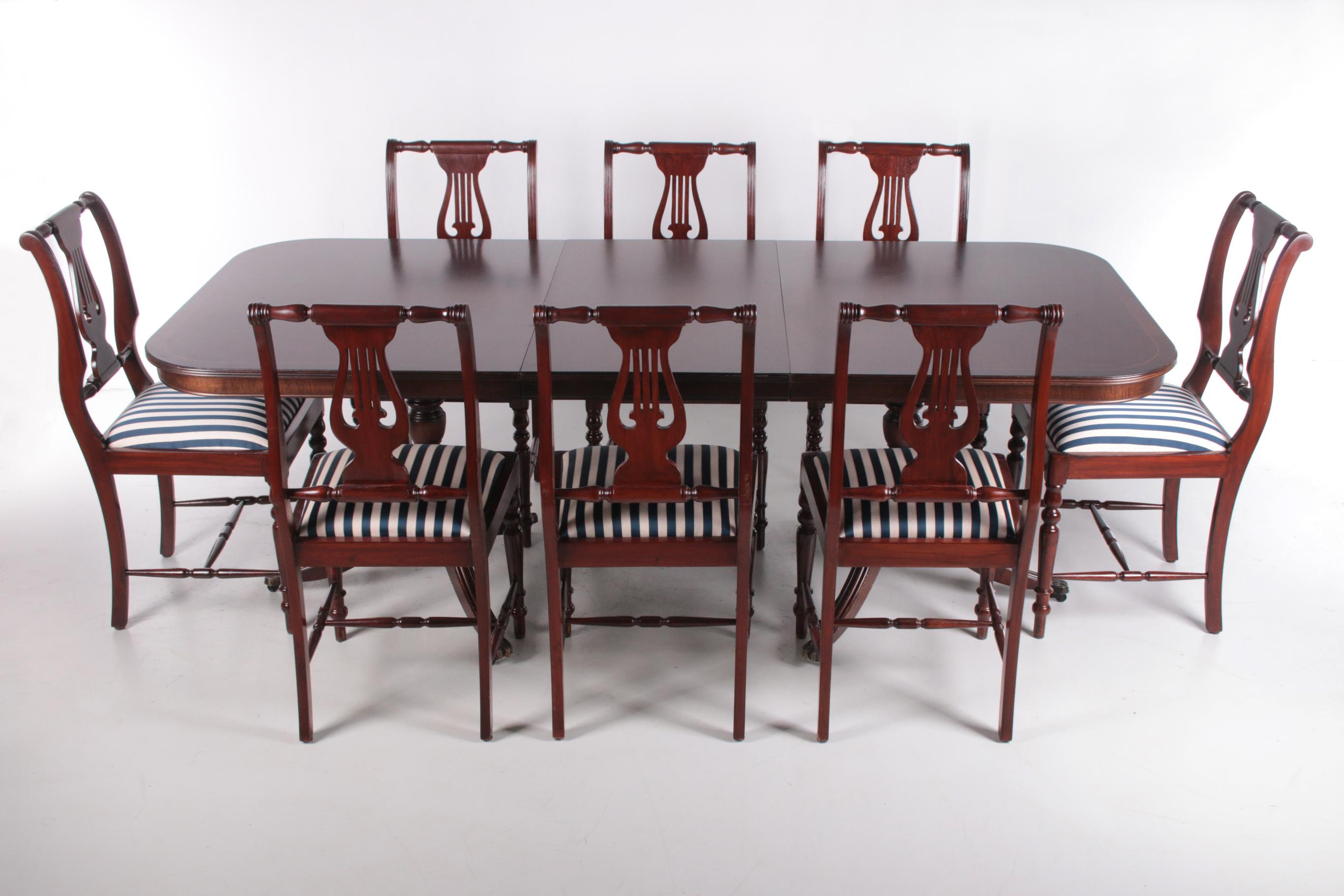 British Queen Anne Style English Mahogany Dining Set with 8 Chairs, 1980s