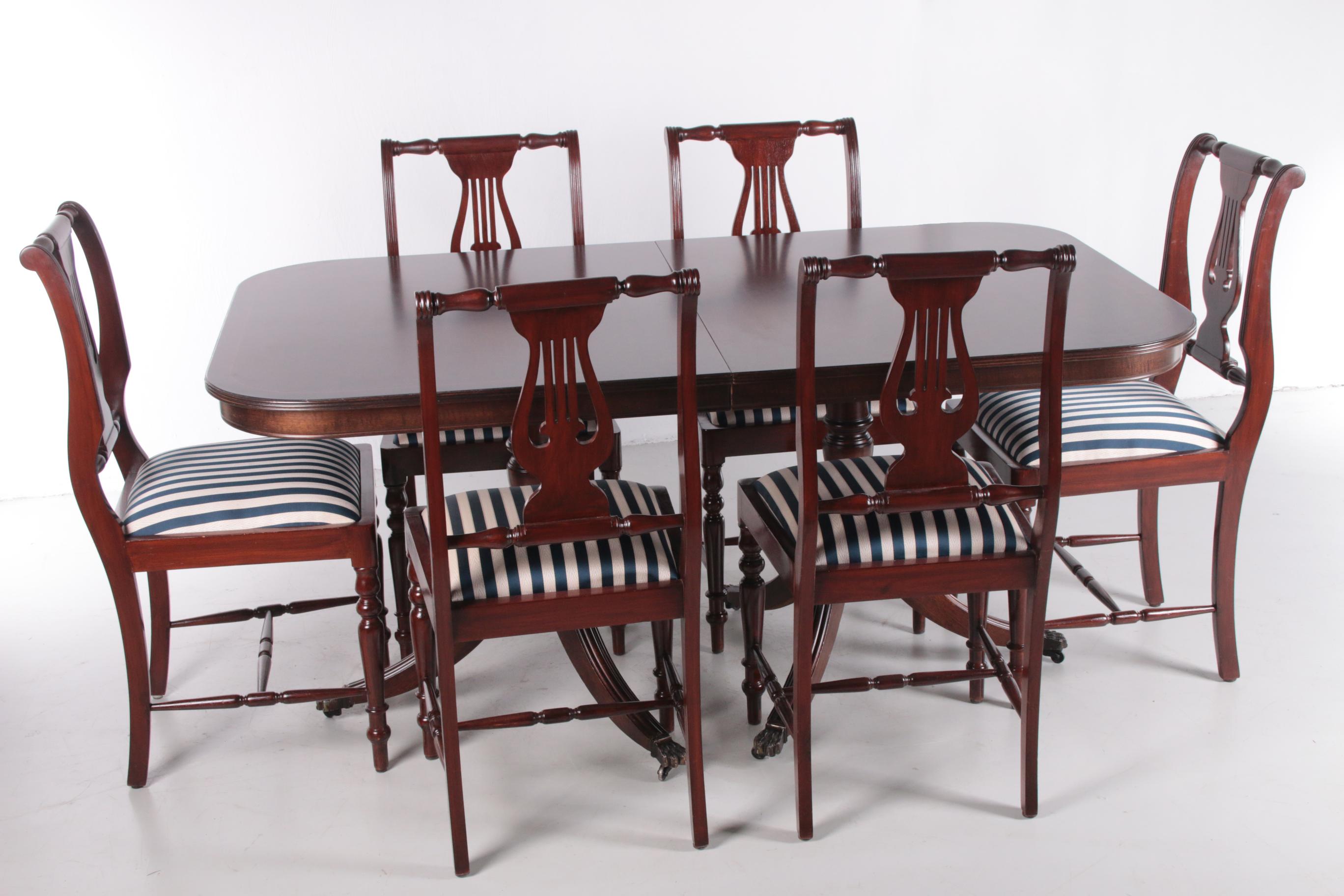 Queen Anne Style English Mahogany Dining Set with 8 Chairs, 1980s In Good Condition In Oostrum-Venray, NL