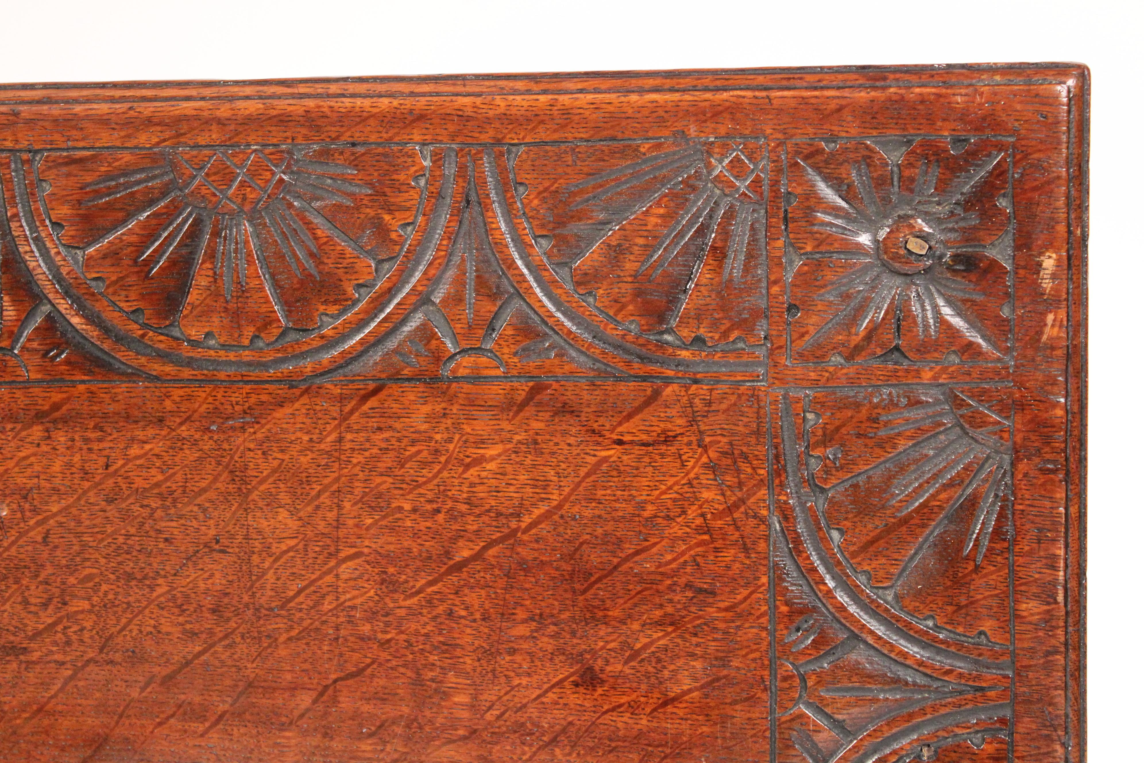 Lowboy Inglés de Roble Estilo Queen Anne en venta 1