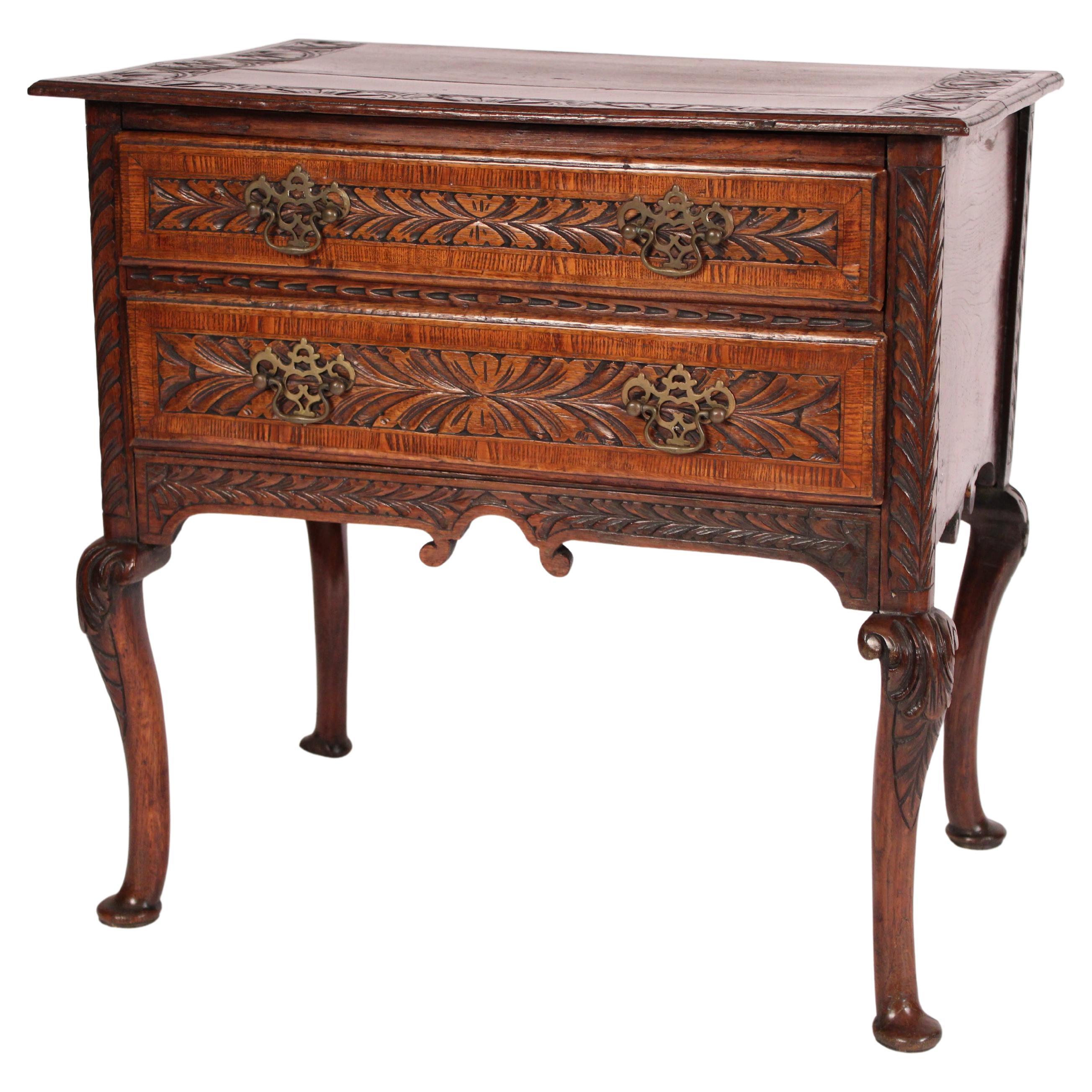 Lowboy aus englischer Eiche im Queen Anne-Stil