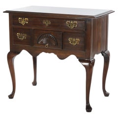 Commode basse en cerisier sculpté à éventail de style Queen Anne par Harden, 20e siècle