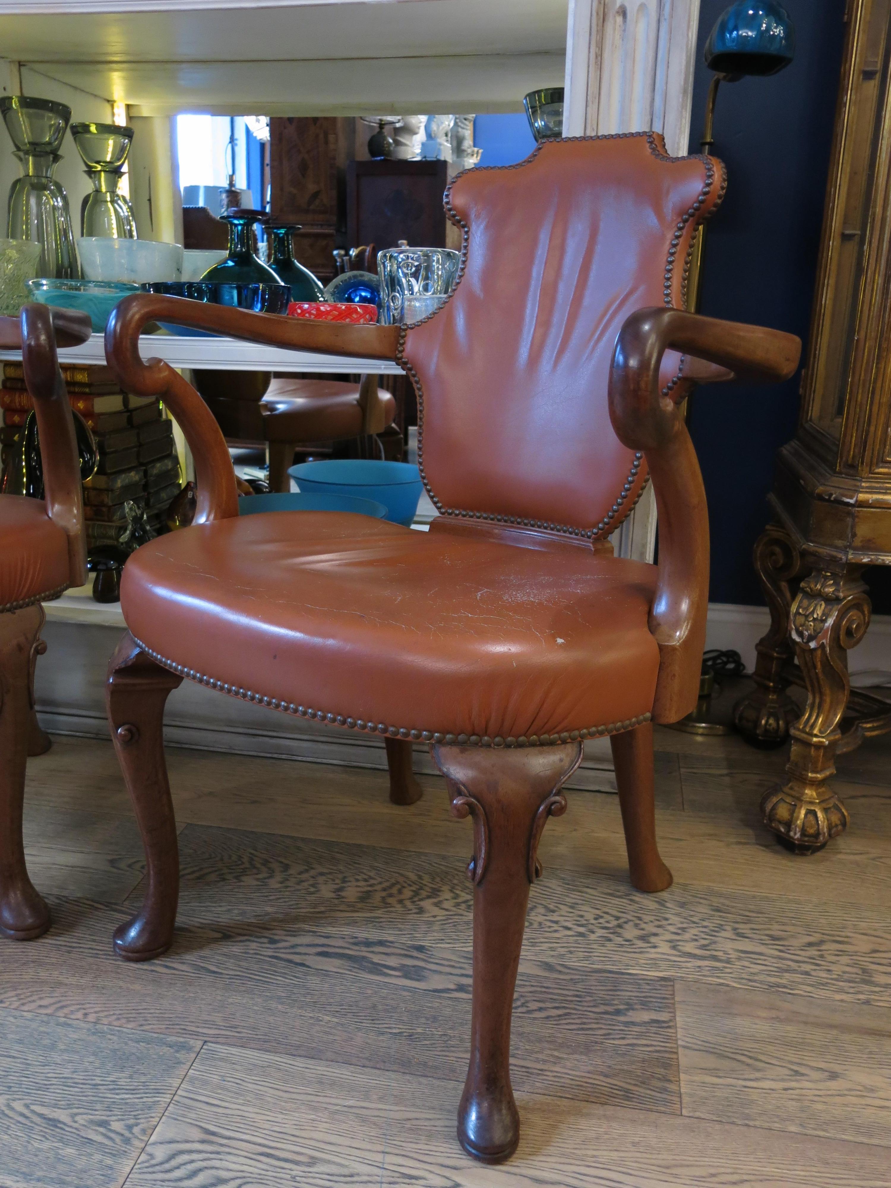 Paire de fauteuils en cuir de style Queen Anne Bon état - En vente à CABA, AR