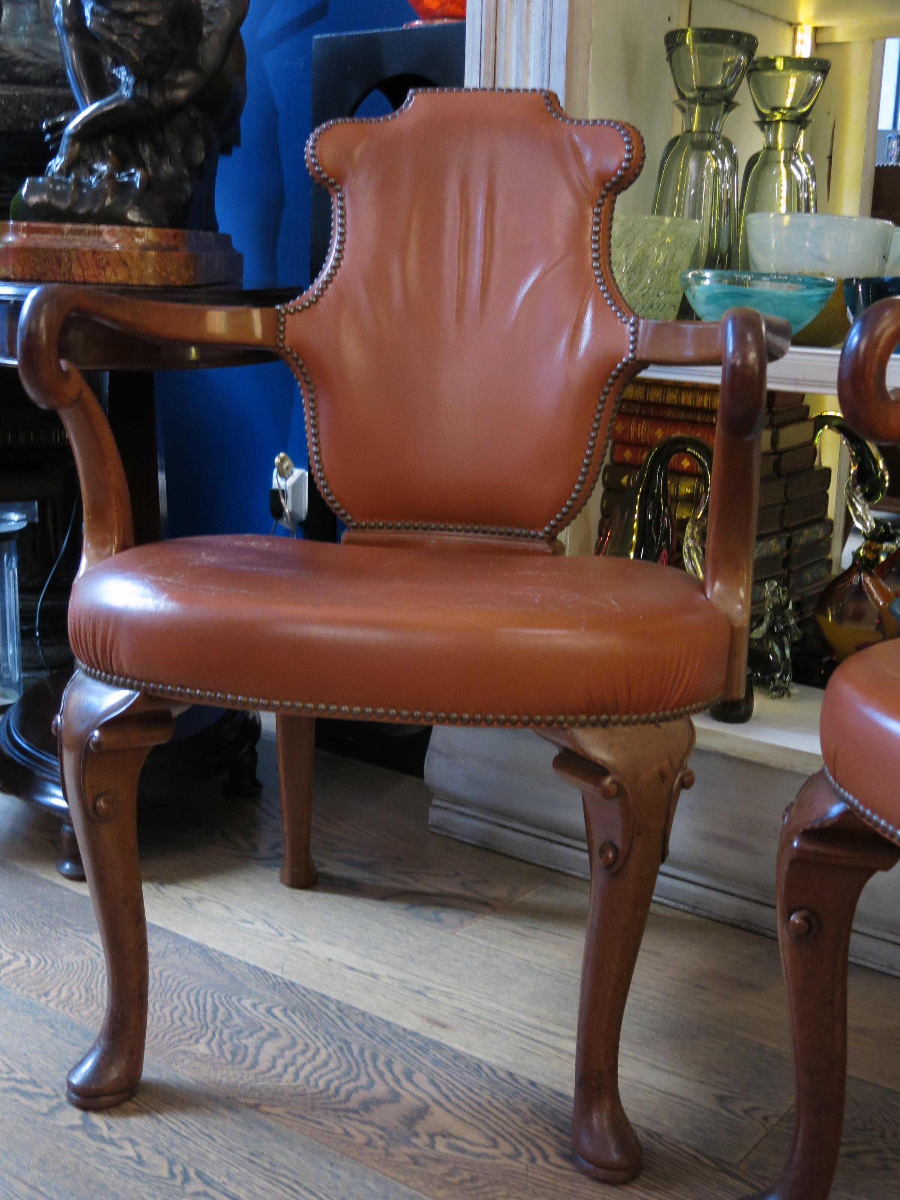 Queen Anne Style Leather Pair of Armchairs In Good Condition For Sale In CABA, AR