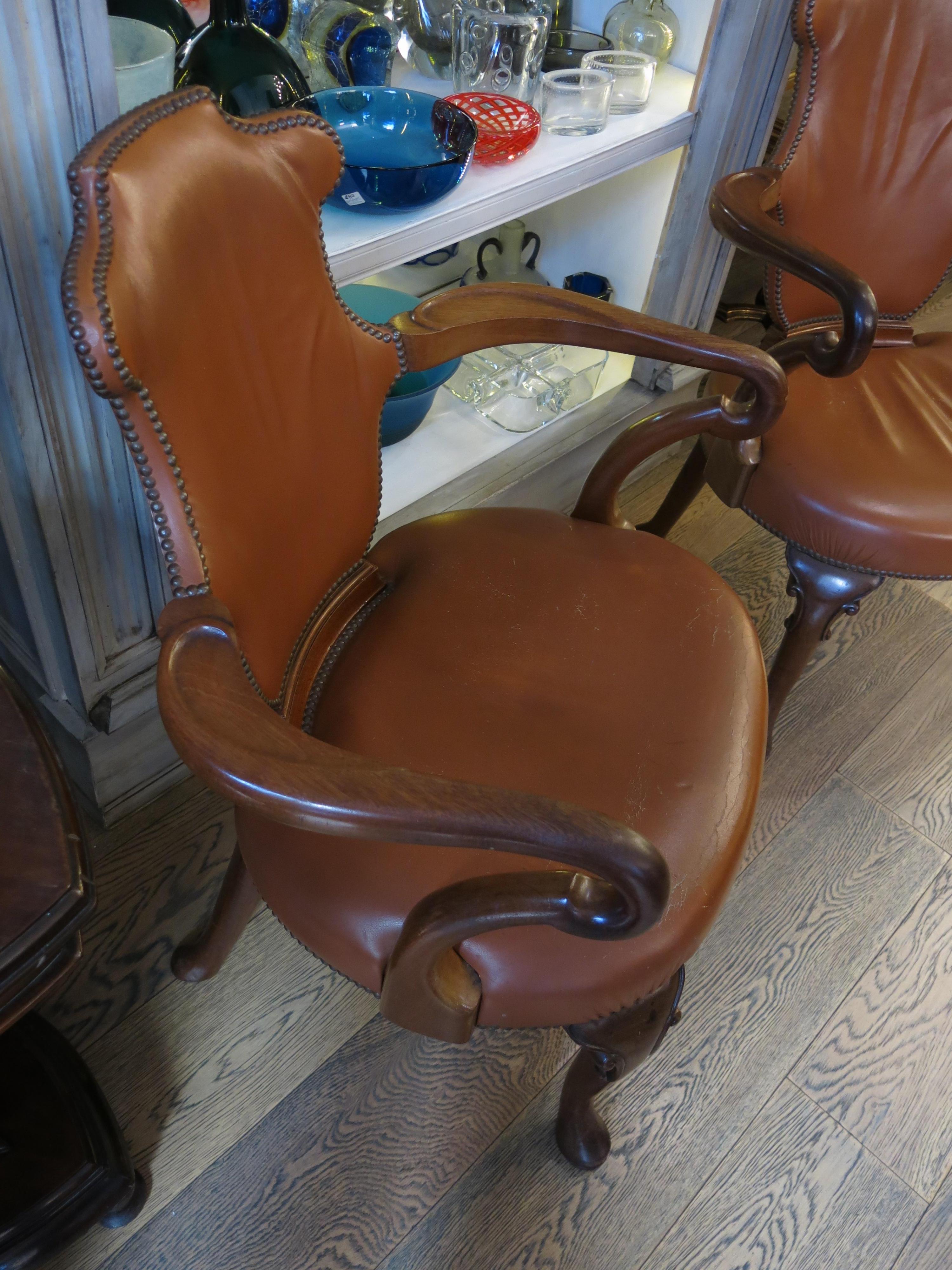 Paire de fauteuils en cuir de style Queen Anne en vente 1