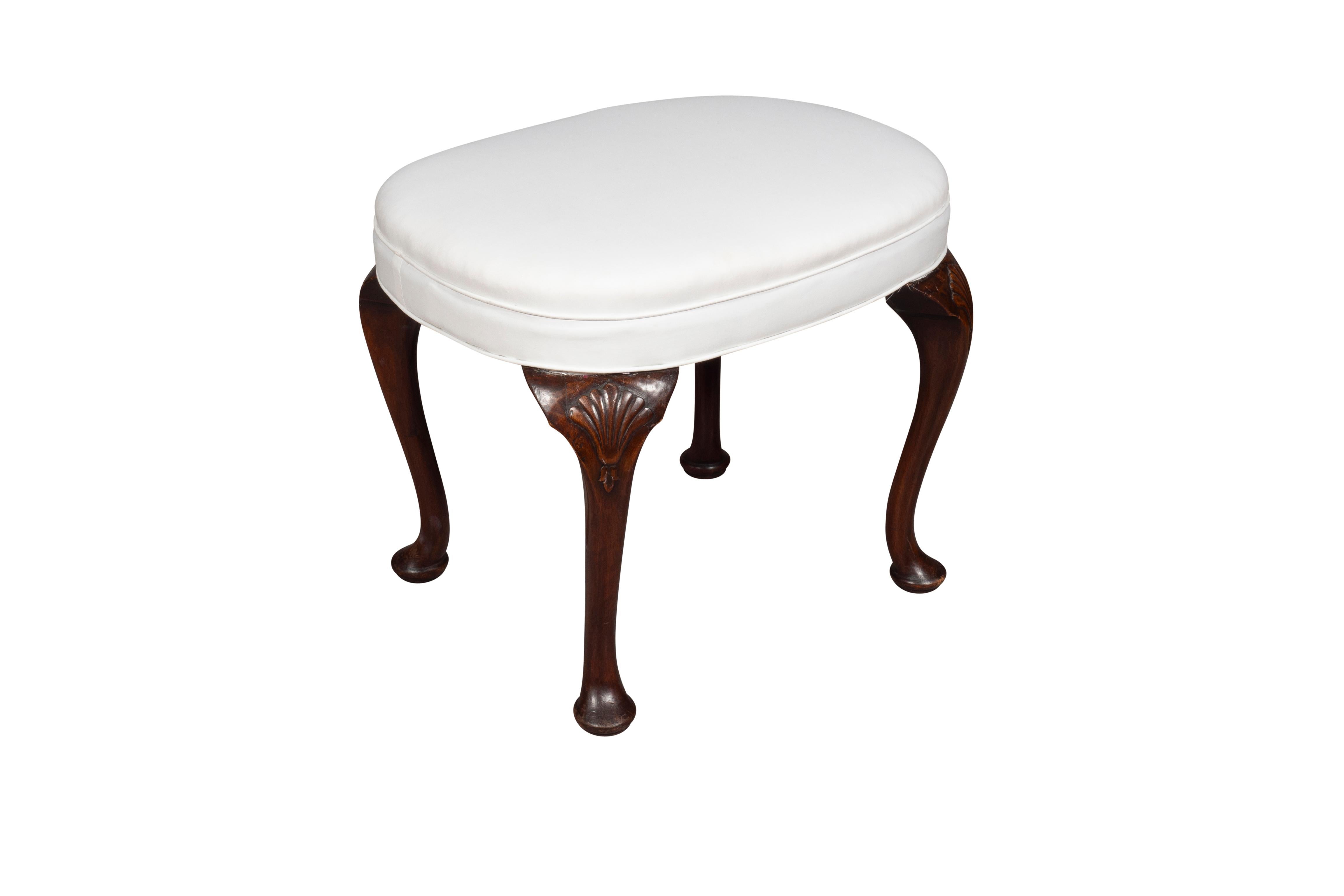 Oval seat with new muslin covering. Raised on cabriole legs with shell knees. Pad feet. Ex William Hodgins. Boston.