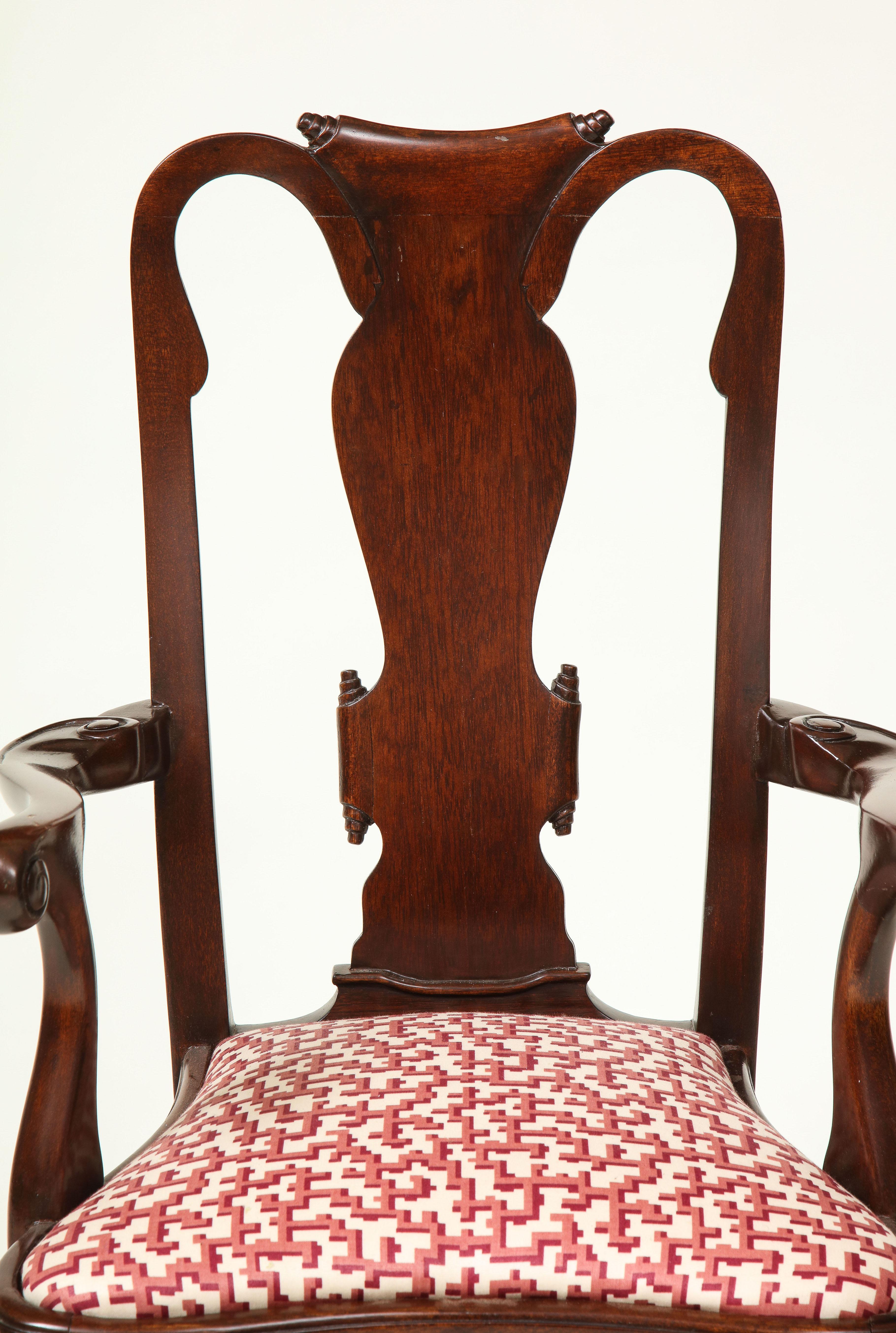 Queen Anne Style Mahogany Child's Chair In Good Condition For Sale In New York, NY