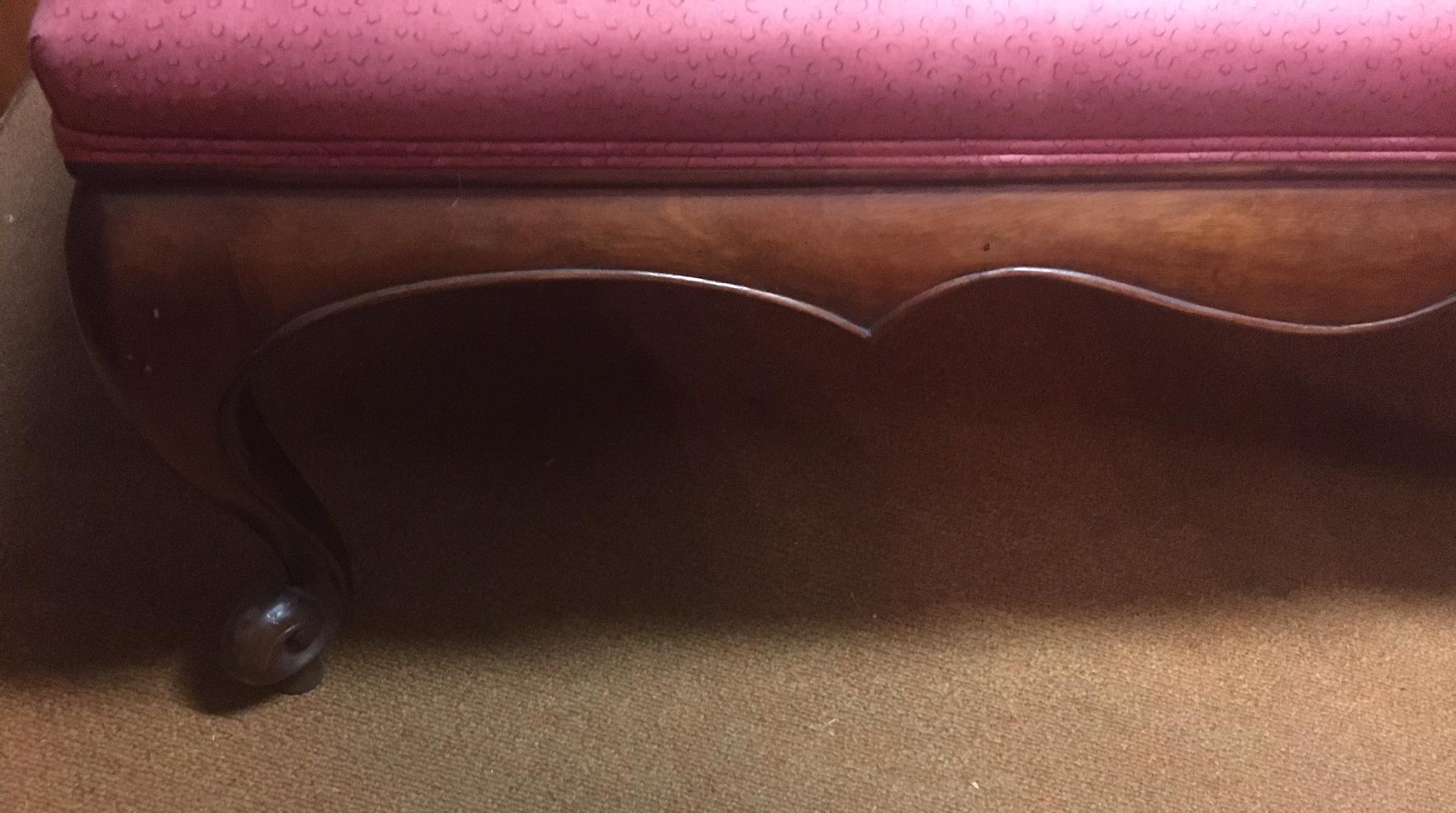 Diese anmutige lange Bank im Queen-Anne-Stil hat eine gepolsterte Sitzfläche, die auf geschnitzten Cabriole-Beinen aus Nussbaumholz ruht, die in gerollten Füßen enden. 20. Jahrhundert.
Ein tolles Stück für das Ende eines Bettes.
