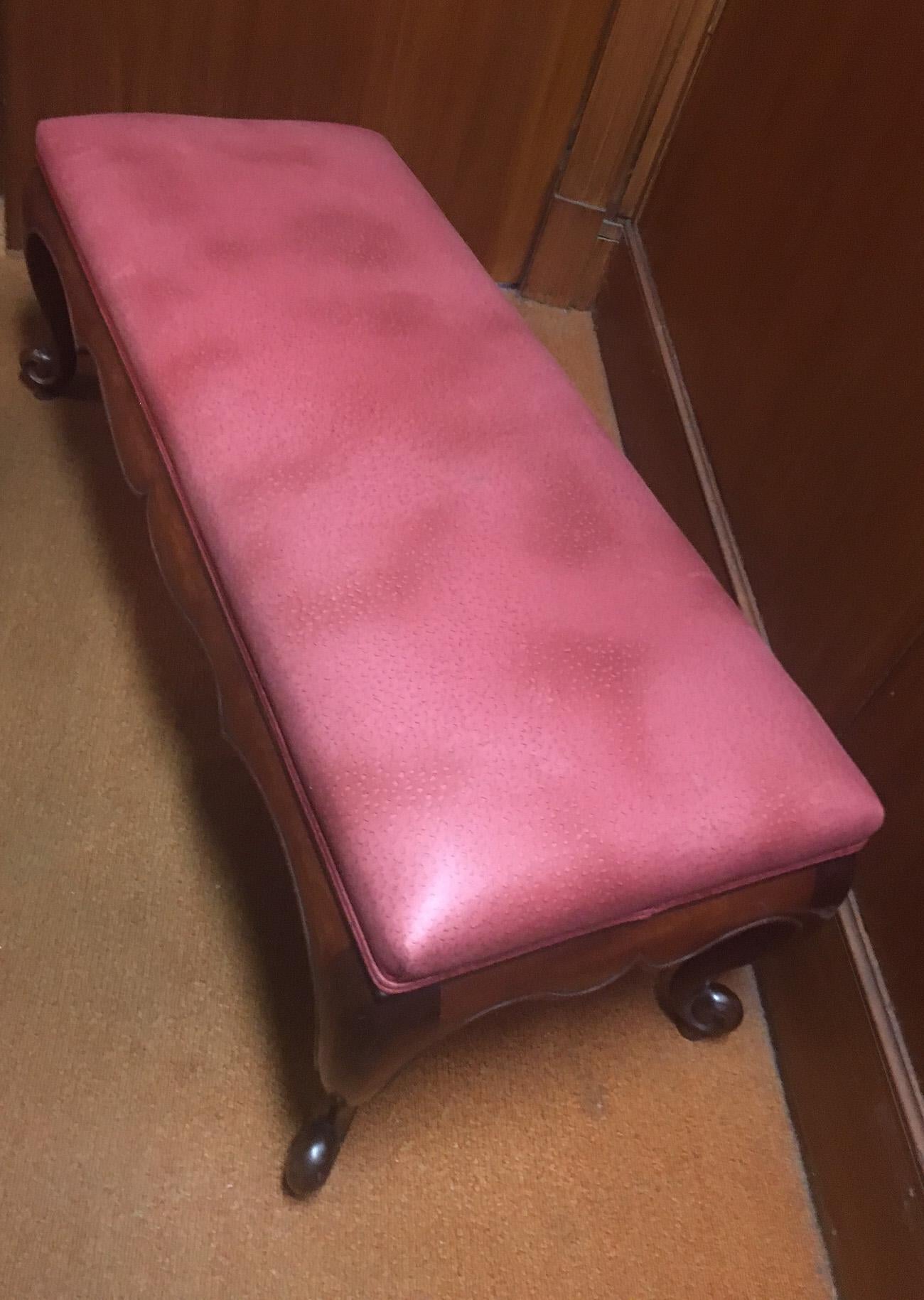 Queen Anne Style Wooden Long Bench In Good Condition For Sale In Savannah, GA