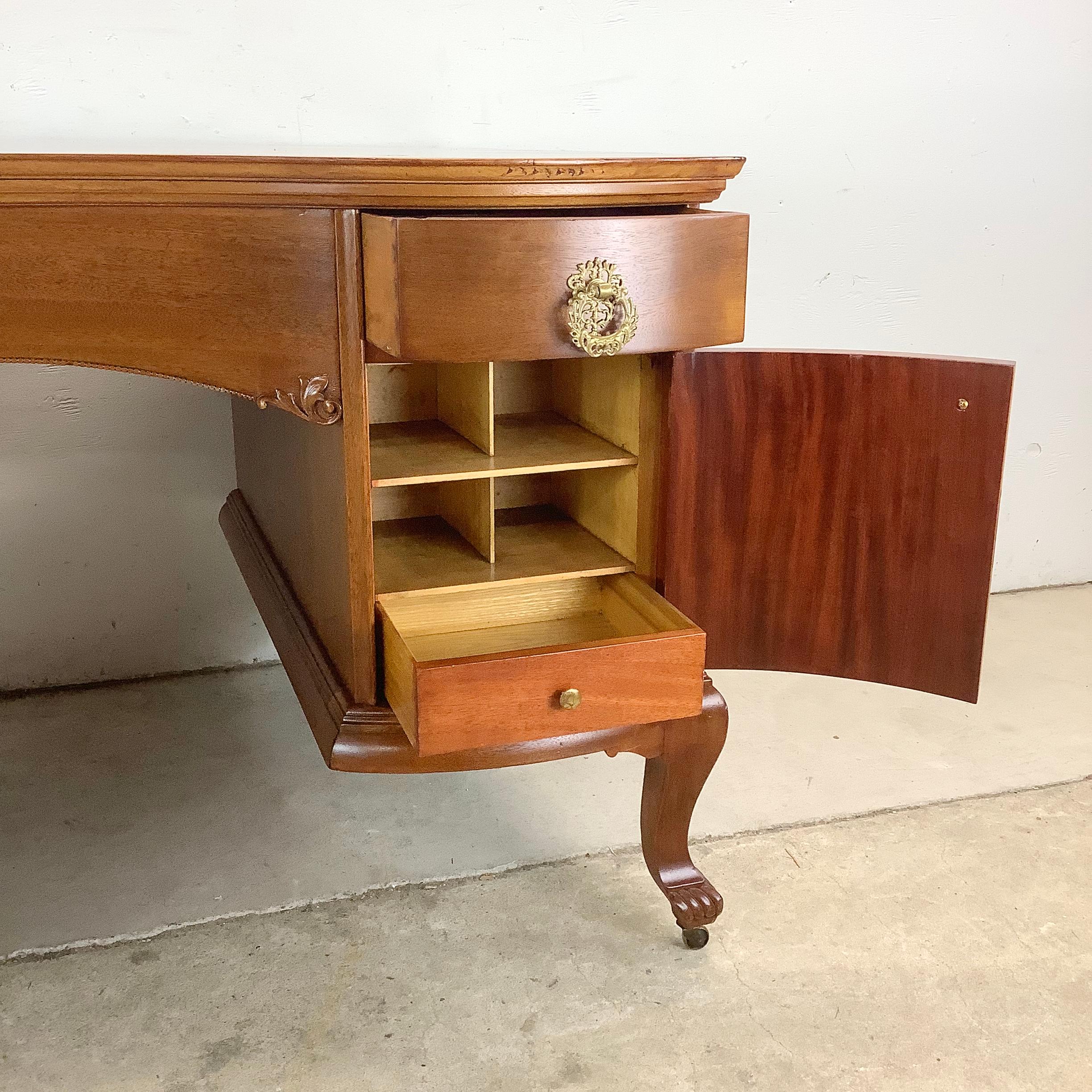 Altro Queen Anne Style Mahogany Partners Desk in vendita