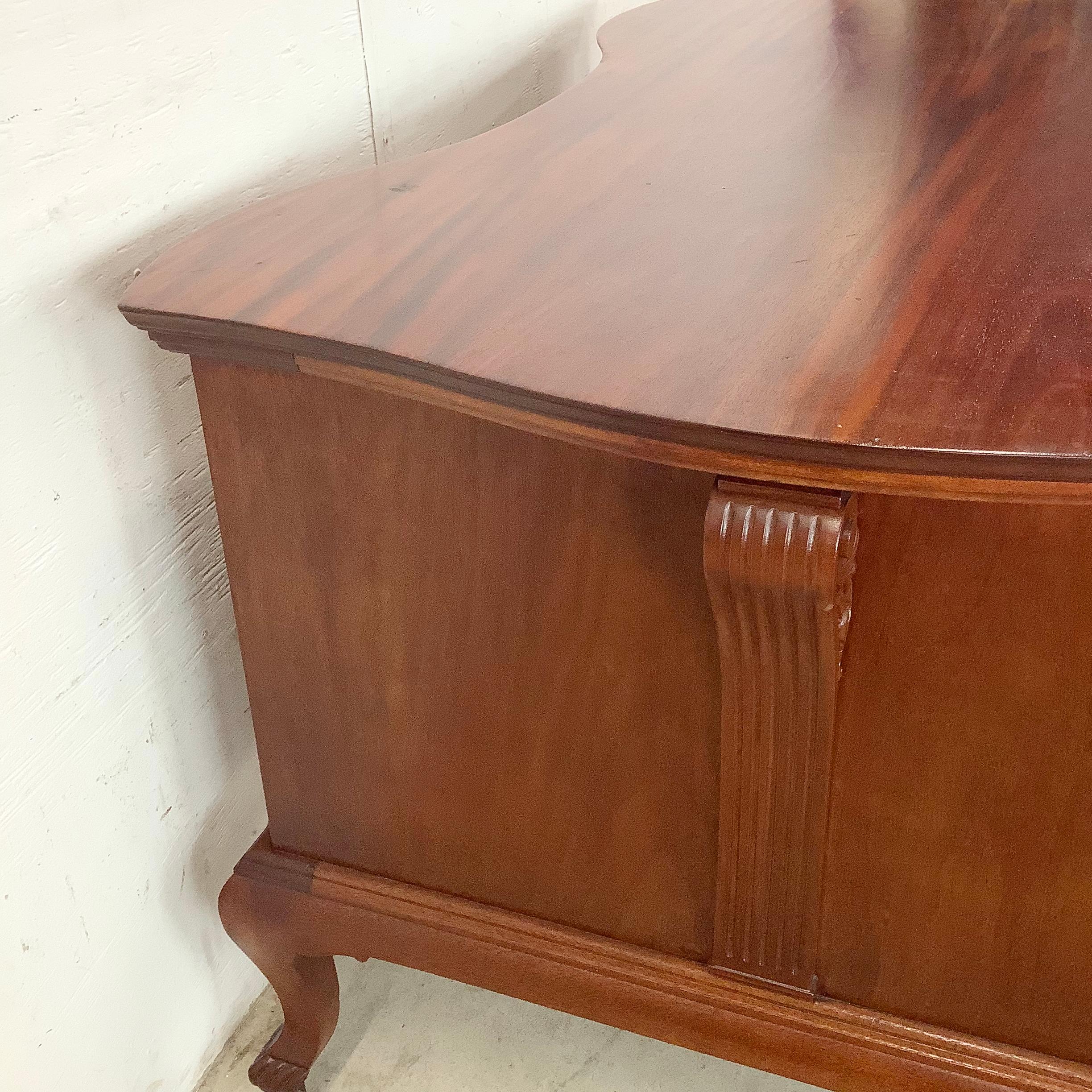 XX secolo Queen Anne Style Mahogany Partners Desk in vendita