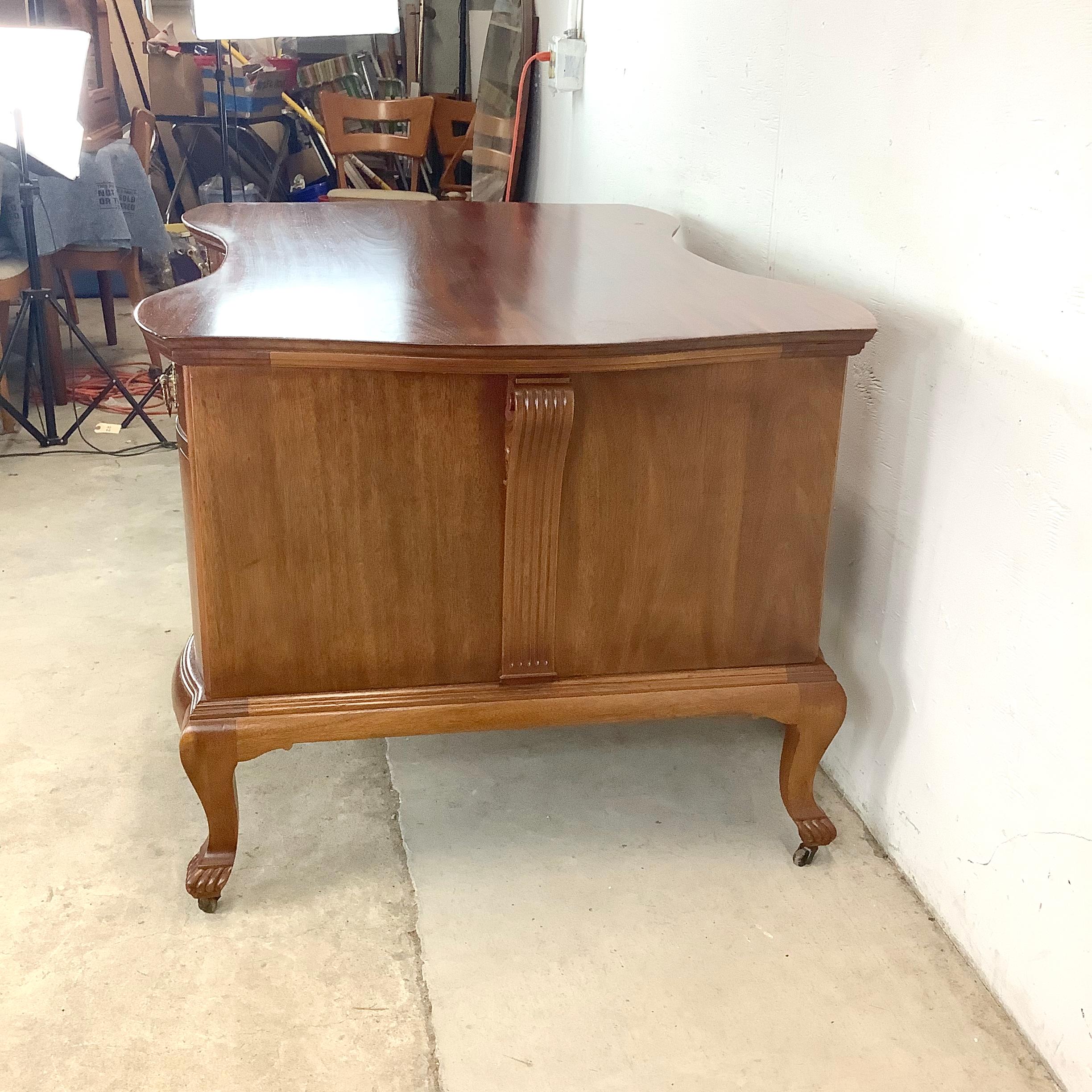 Queen Anne Style Mahogany Partners Desk in vendita 1