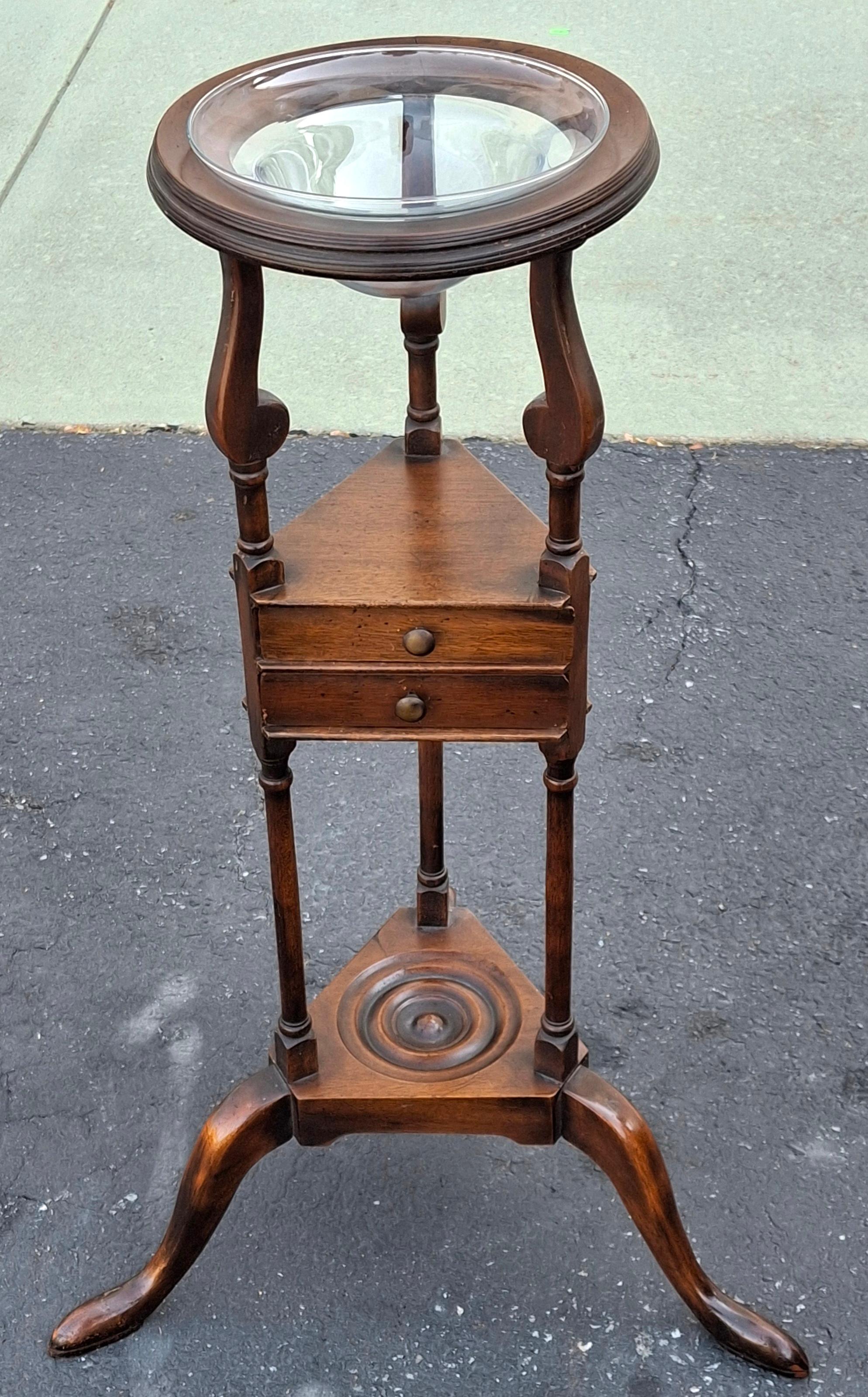 Regina Anna Lavabo in stile Queen Anne in mogano con ciotola in vetro in vendita
