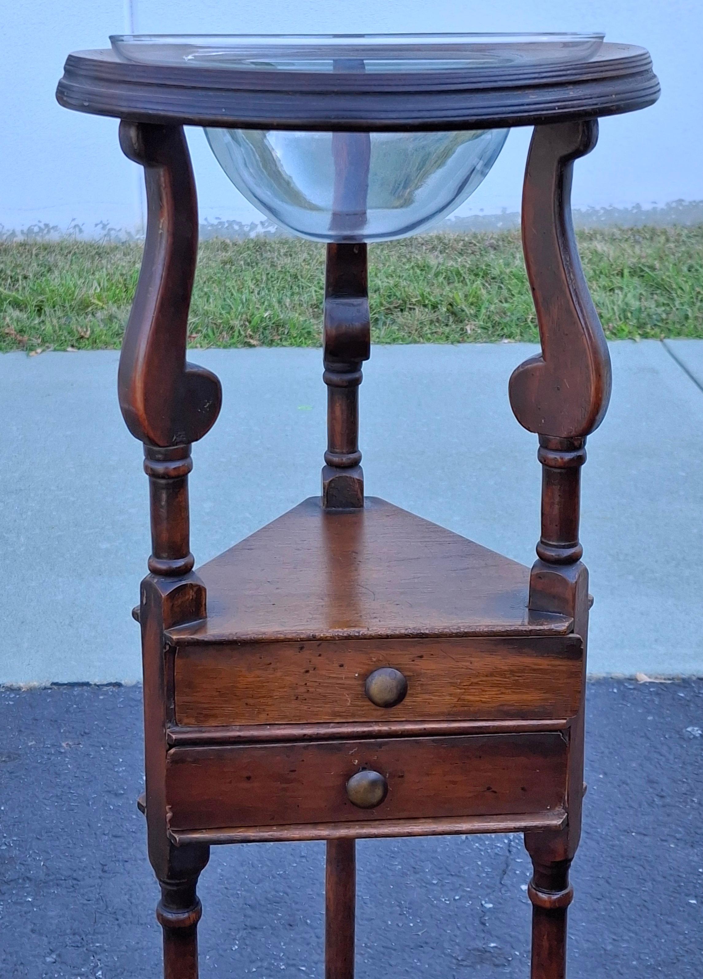 Mordenzato Lavabo in stile Queen Anne in mogano con ciotola in vetro in vendita