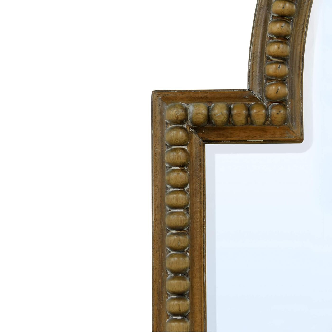 Un mélange étonnant d'élégance classique et de design contemporain. Chaque miroir est doté d'un cadre en bois perlé sculpté et d'une finition chaude de type 