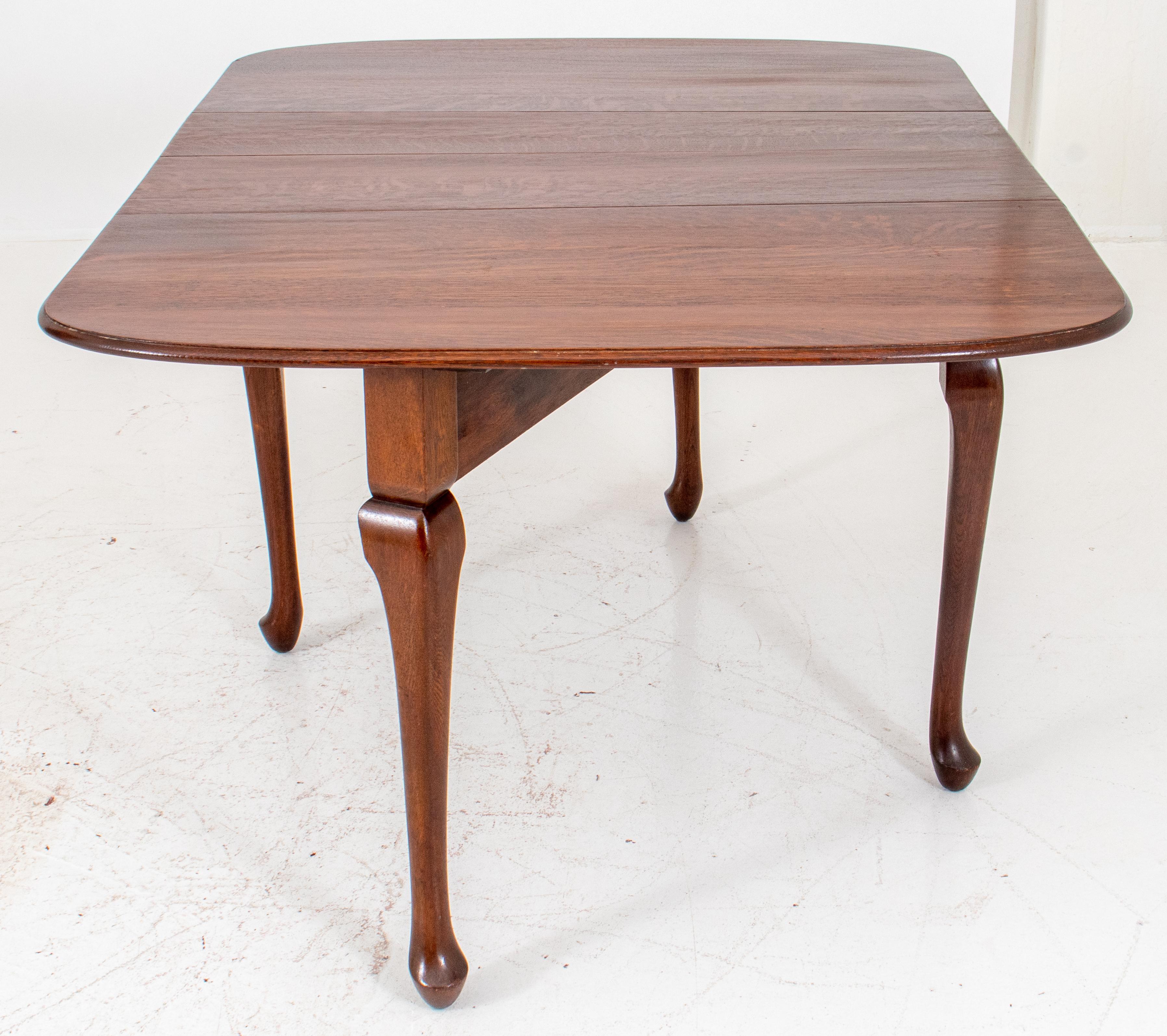 Queen Anne Style Oak Drop-Leaf Table In Good Condition In New York, NY