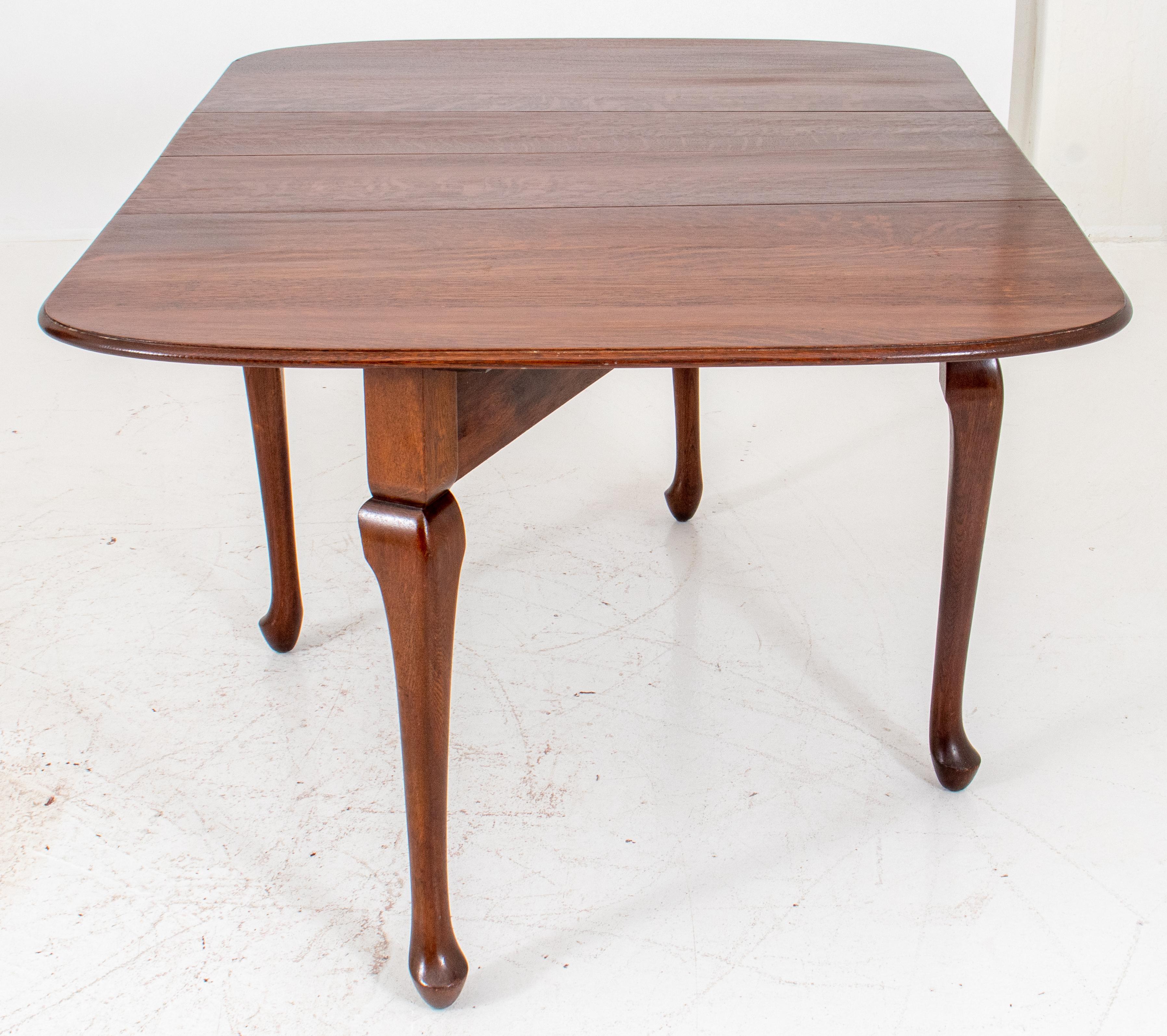 Queen Anne Style Oak Drop-Leaf Table In Good Condition In Astoria, NY