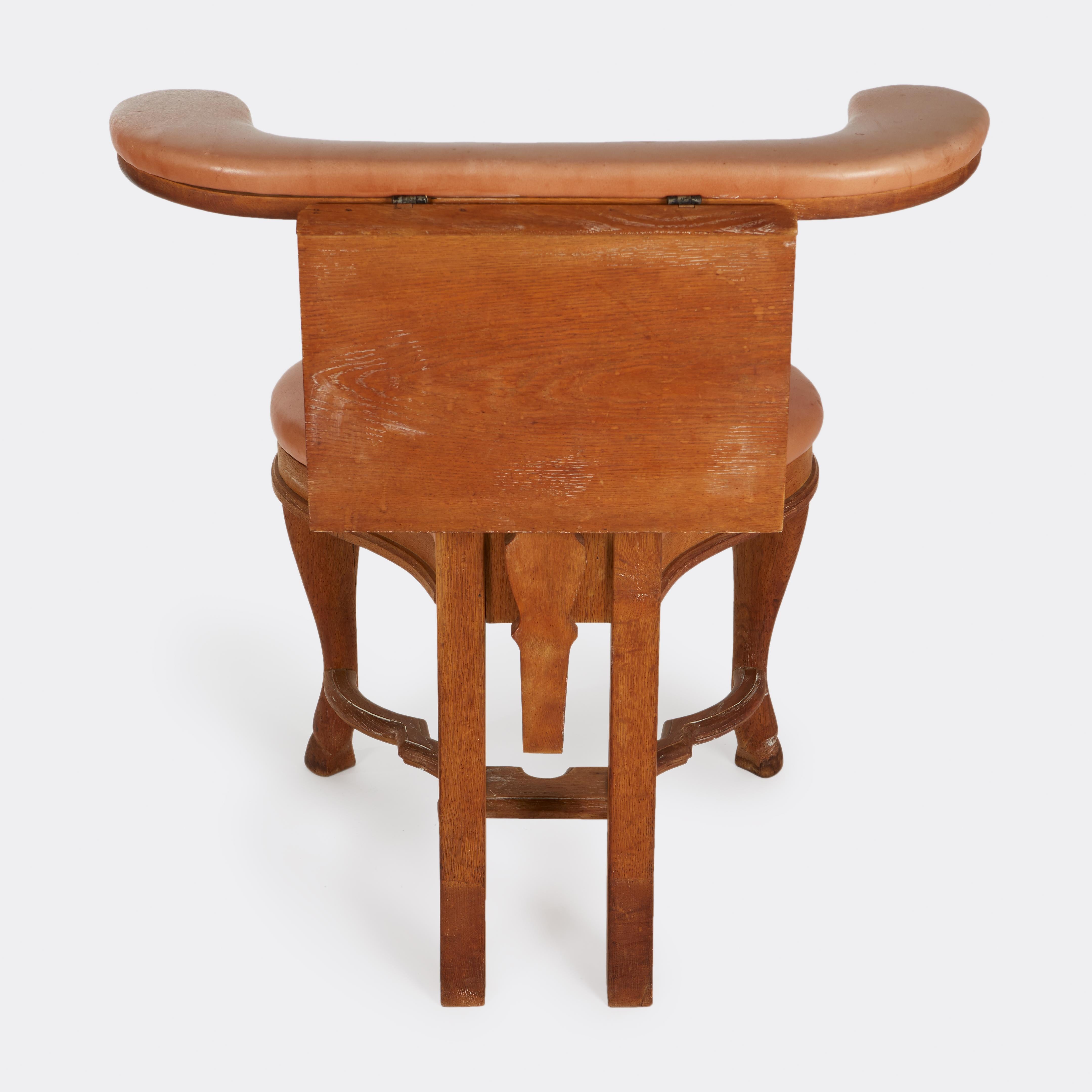 Chaise à musique en cuir Oak Upholstering de style Queen Anne Bon état - En vente à New York, NY