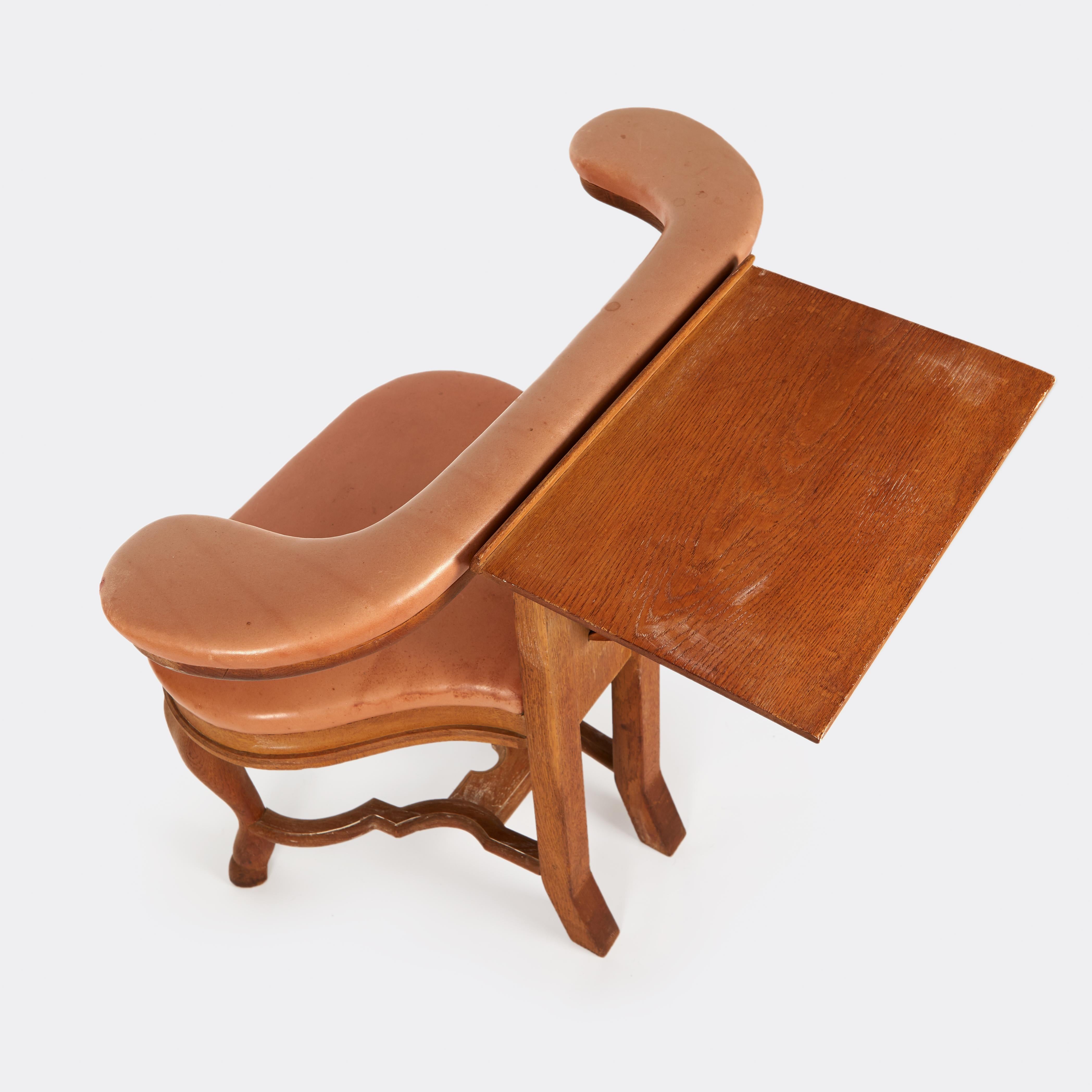 Chaise à musique en cuir Oak Upholstering de style Queen Anne en vente 1