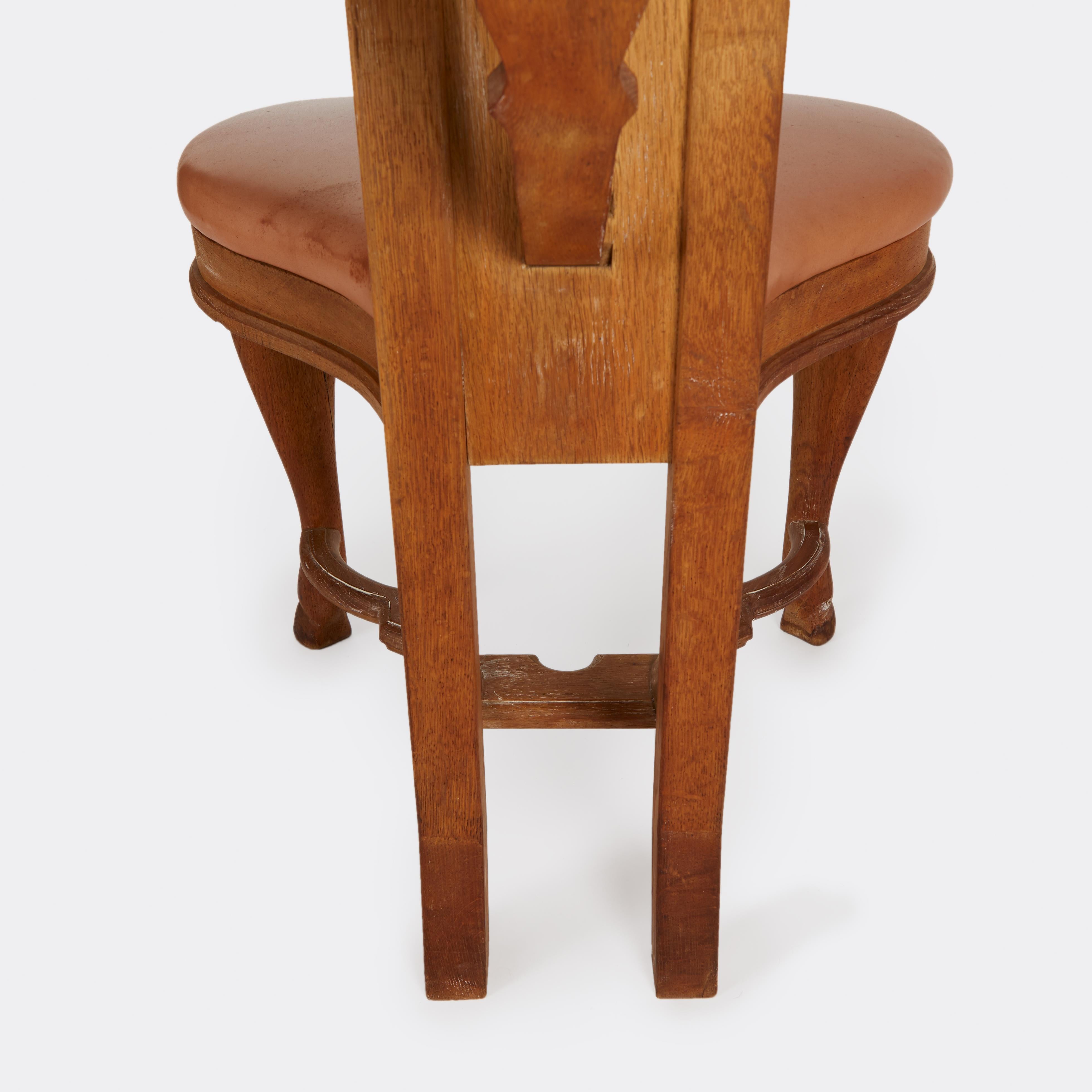 Chaise à musique en cuir Oak Upholstering de style Queen Anne en vente 3